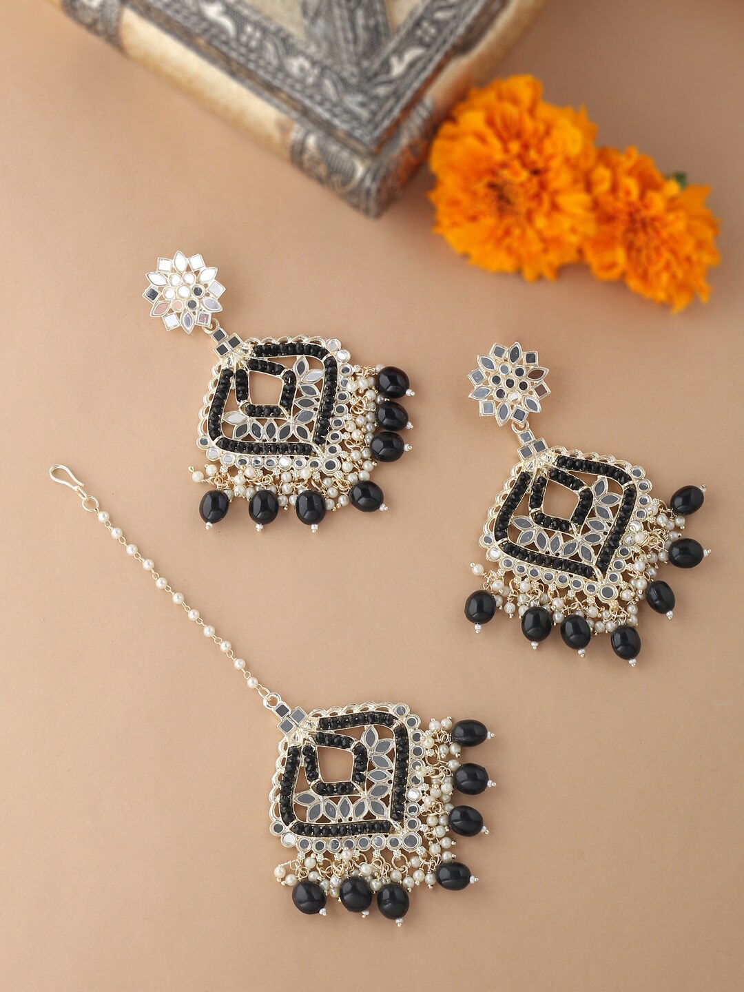 

VIRAASI Women Gold-Plated Black Stone & Kundan Studded Jewellery Set