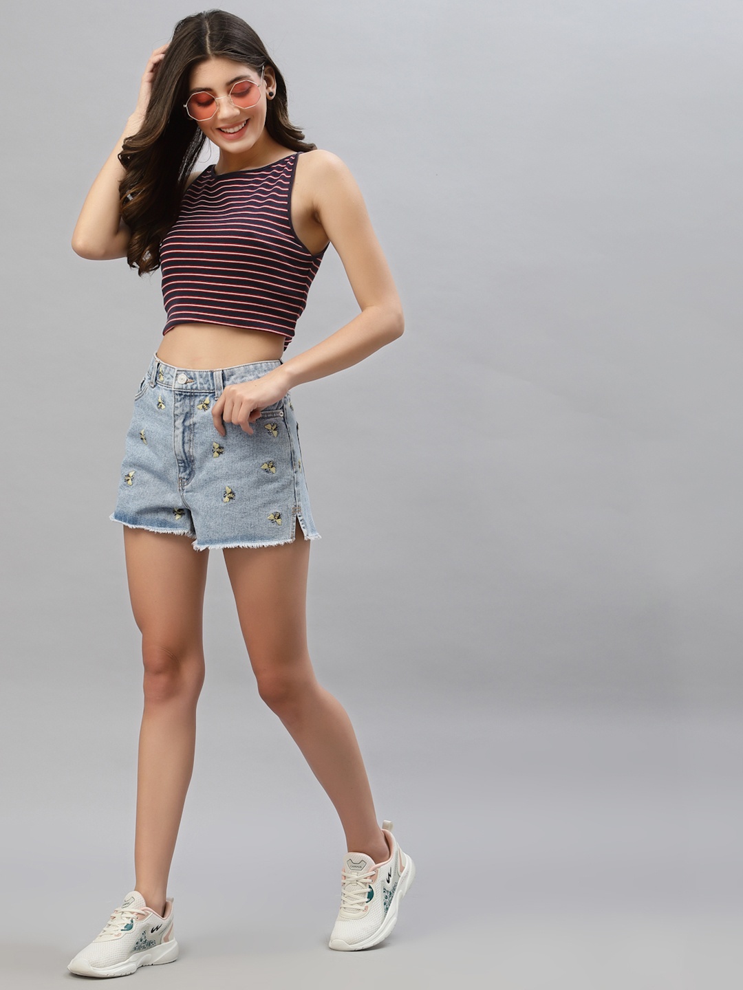 

KASSUALLY Women Blue Washed Mid-Rise Butterfly Embroidered Outdoor Denim Shorts