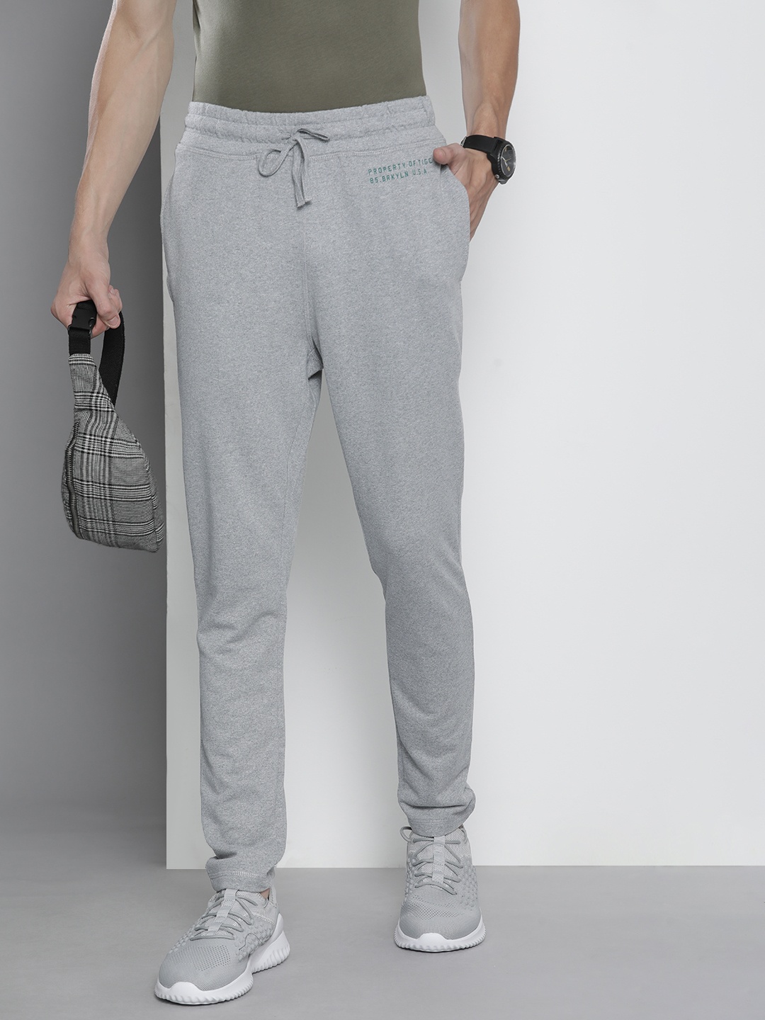 

The Indian Garage Co Men Grey Melange Solid Slim Fit Ankle Length Joggers