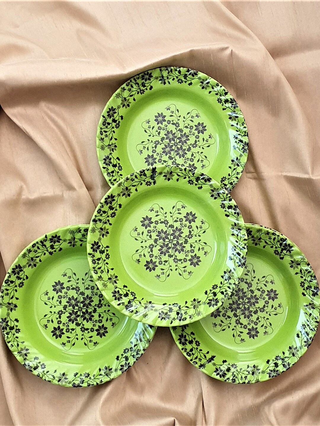 

Gallery99 Green & Black Printed Melamine Glossy Quarter Round Plates Set Of 6