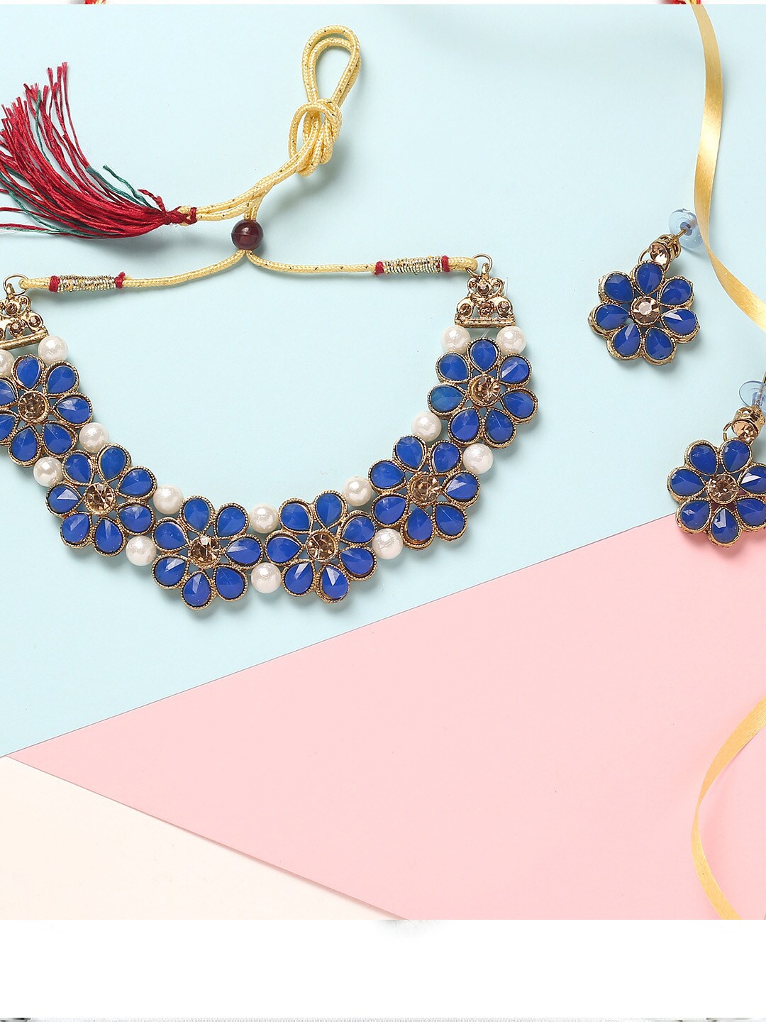 

MAD CLUB Women Gold-Plated Navy Blue & White Floral Kundan & Pearl Studded Jewellery Set