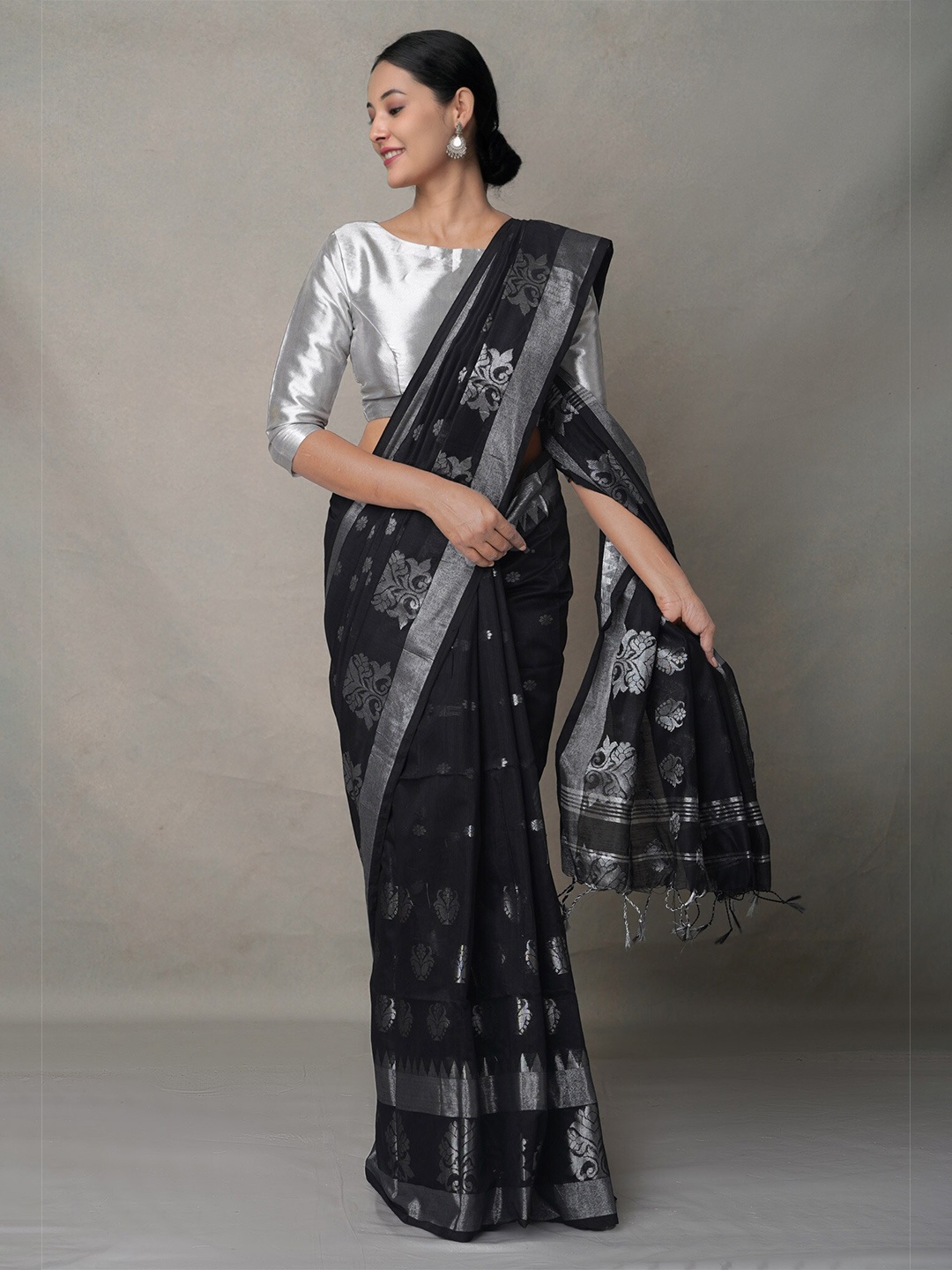 

Unnati Silks Black & Silver-Toned Woven Design Handloom Silk Cotton Jamdani Saree