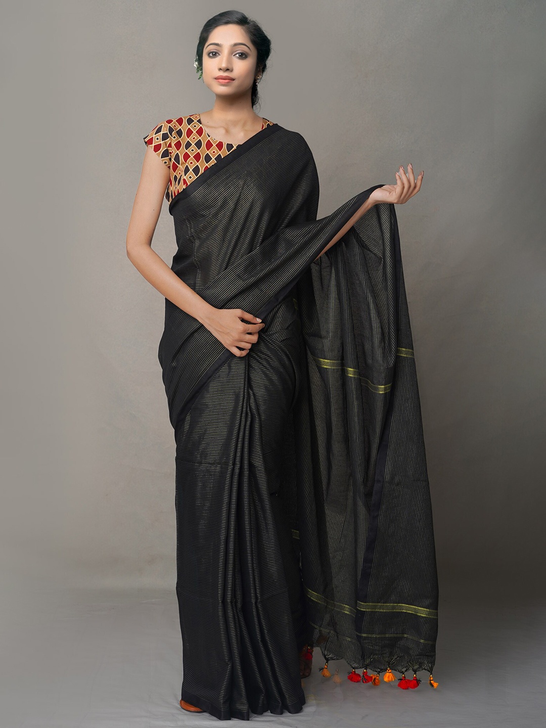 

Unnati Silks Green & Gold-Toned Striped Pure Linen Jamdani Saree