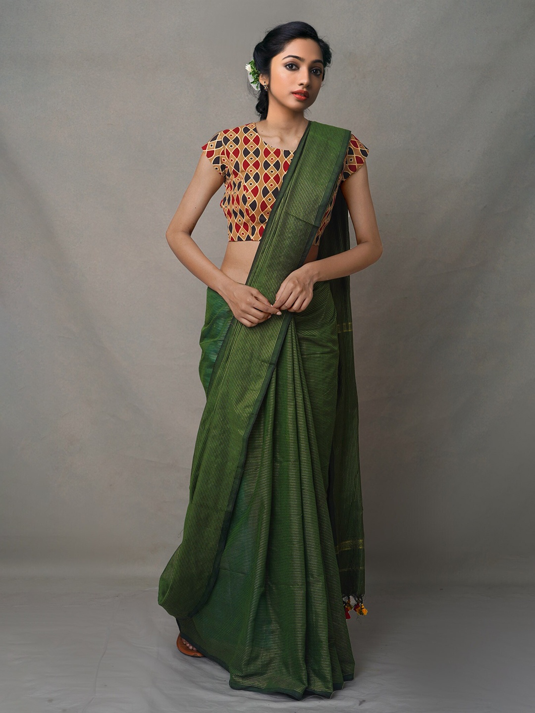 

Unnati Silks Green & Gold-Toned Woven Design Zari Pure Linen Jamdani Saree