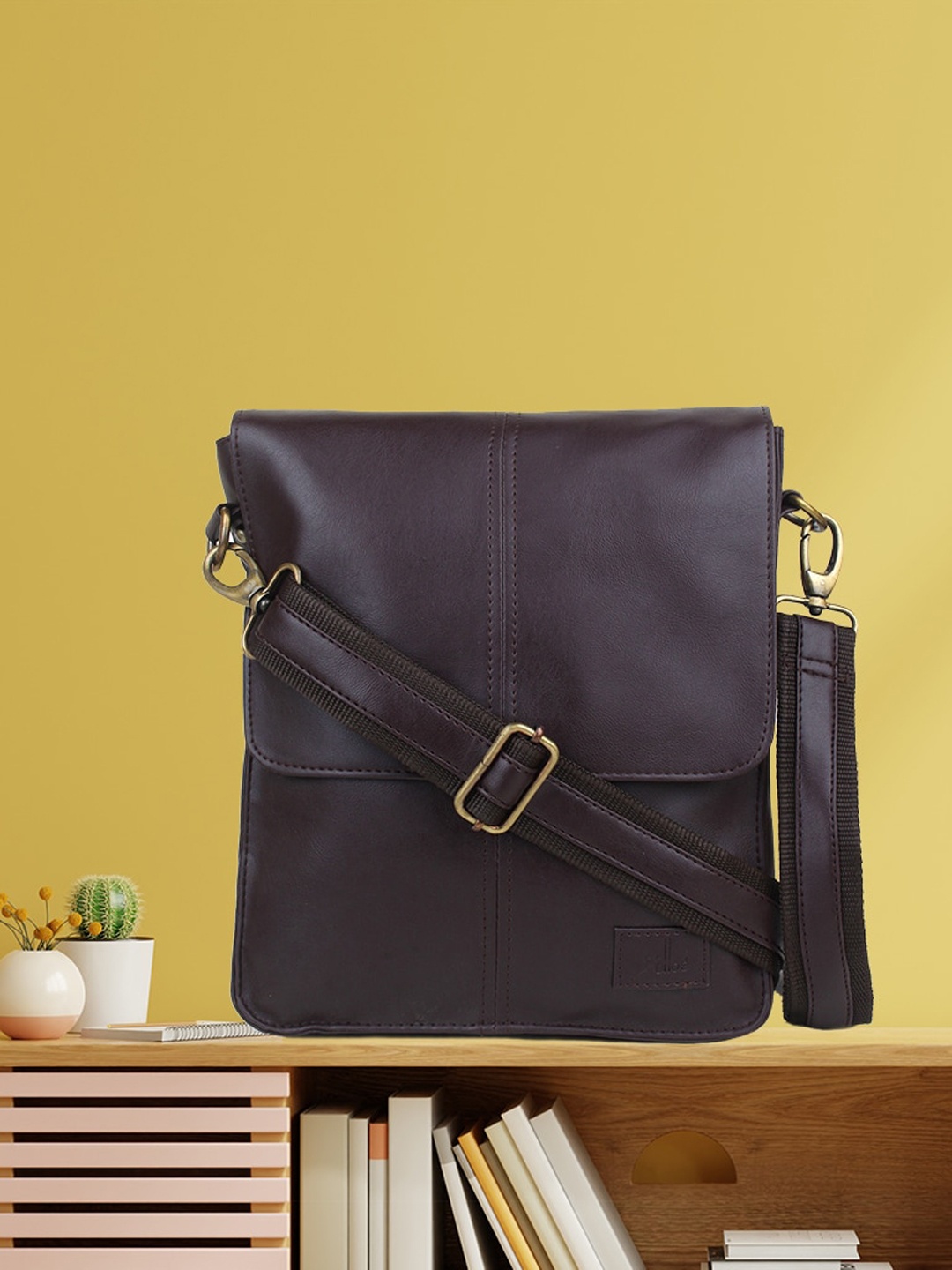 

yelloe Men Brown Messenger Bag