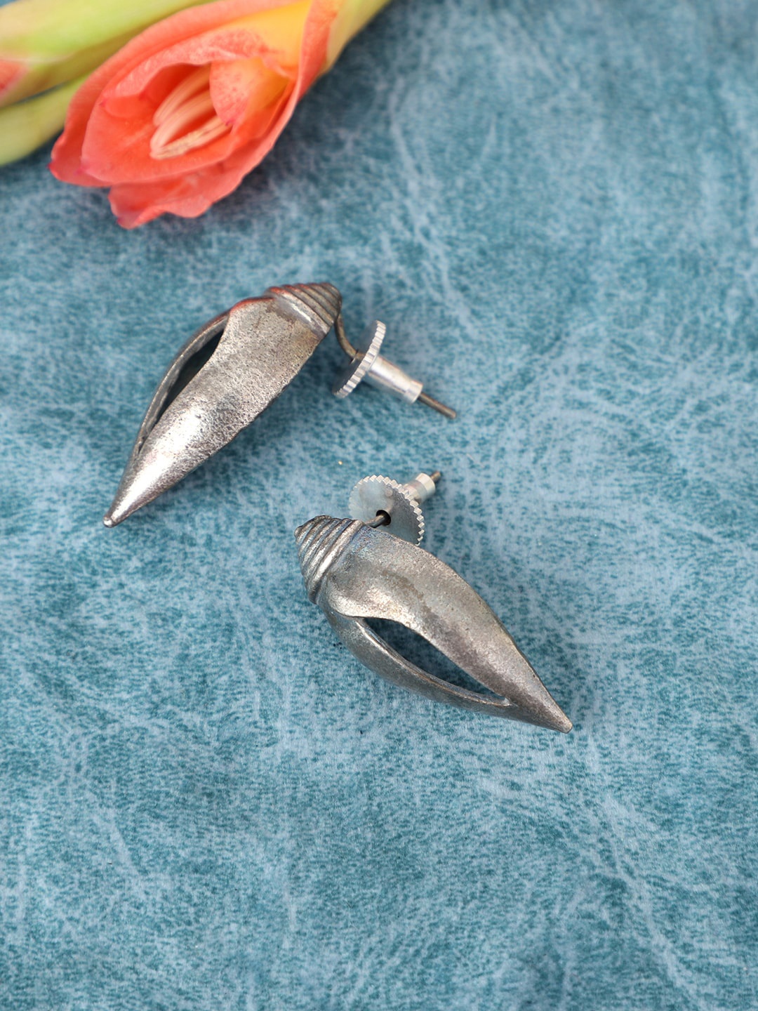 

VENI Women Silver-Toned Leaf Shaped Studs Earrings