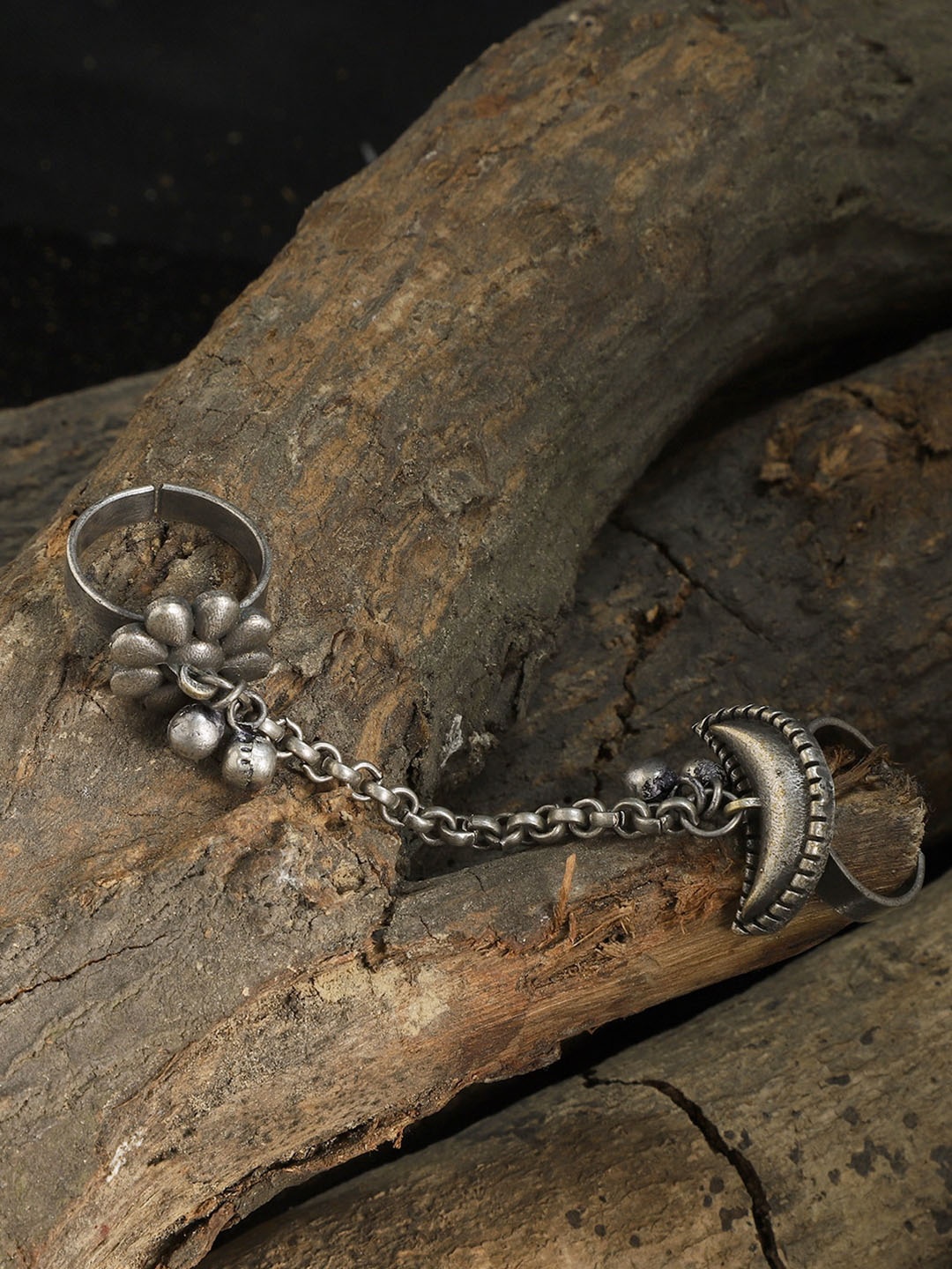 

VENI Oxidised Silver-Plated Floral Shaped Chain Finger Ring