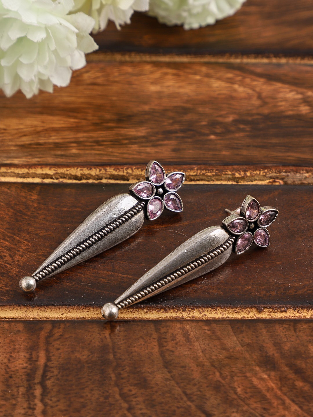 

VENI Silver-Toned & Plated Leaf Shaped Studs Earrings