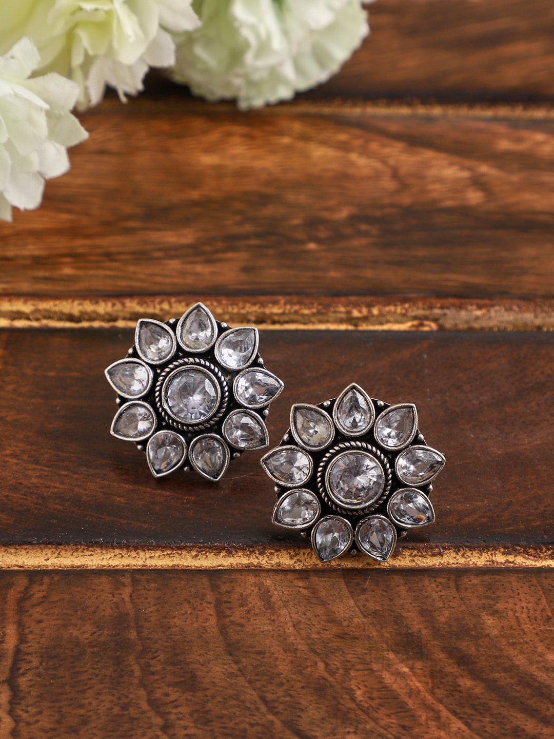 

VENI White Flower Studs Earrings