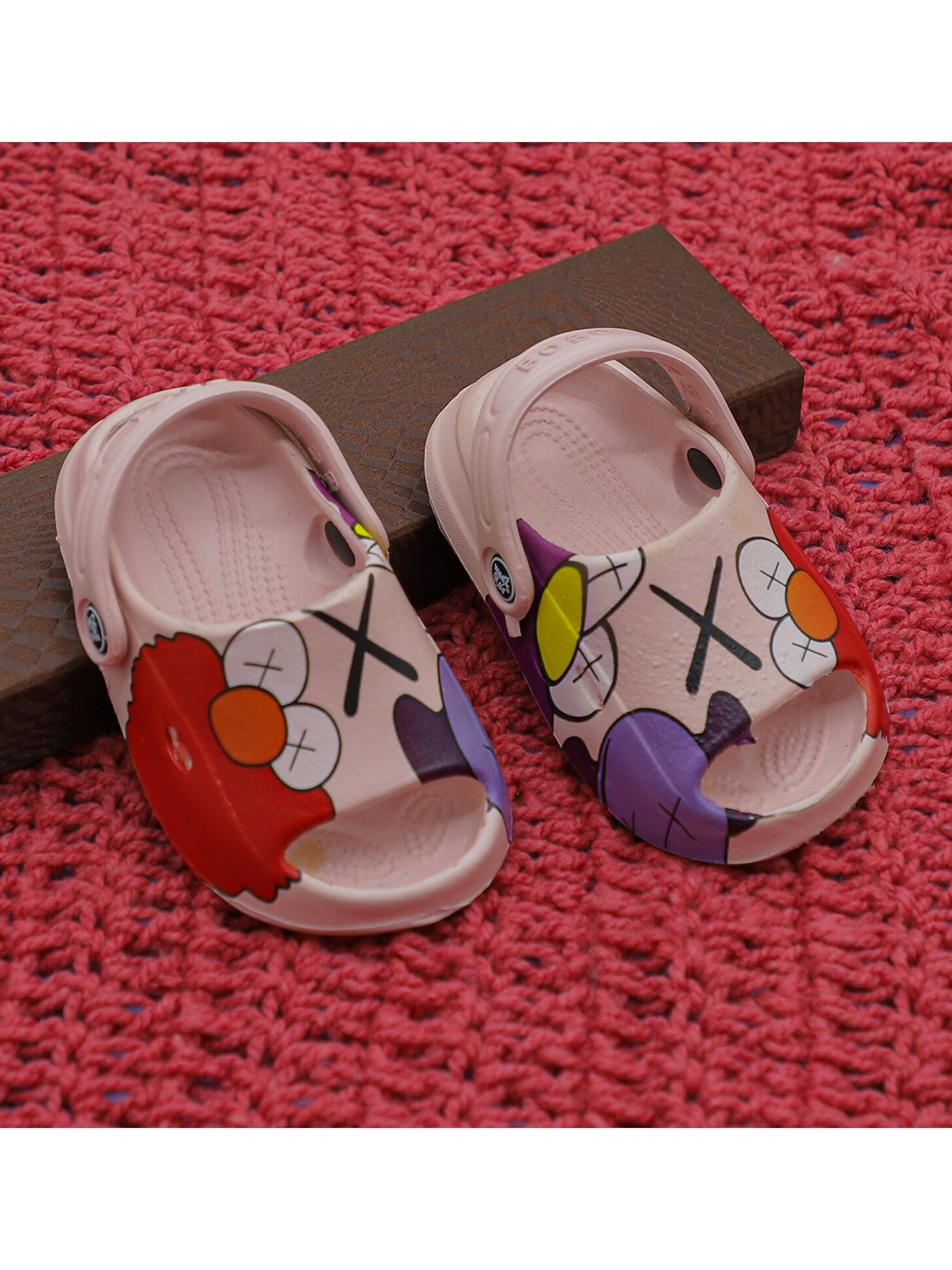 

FEETWELL SHOES Unisex Kids Pink & Red Printed Croslite Clogs