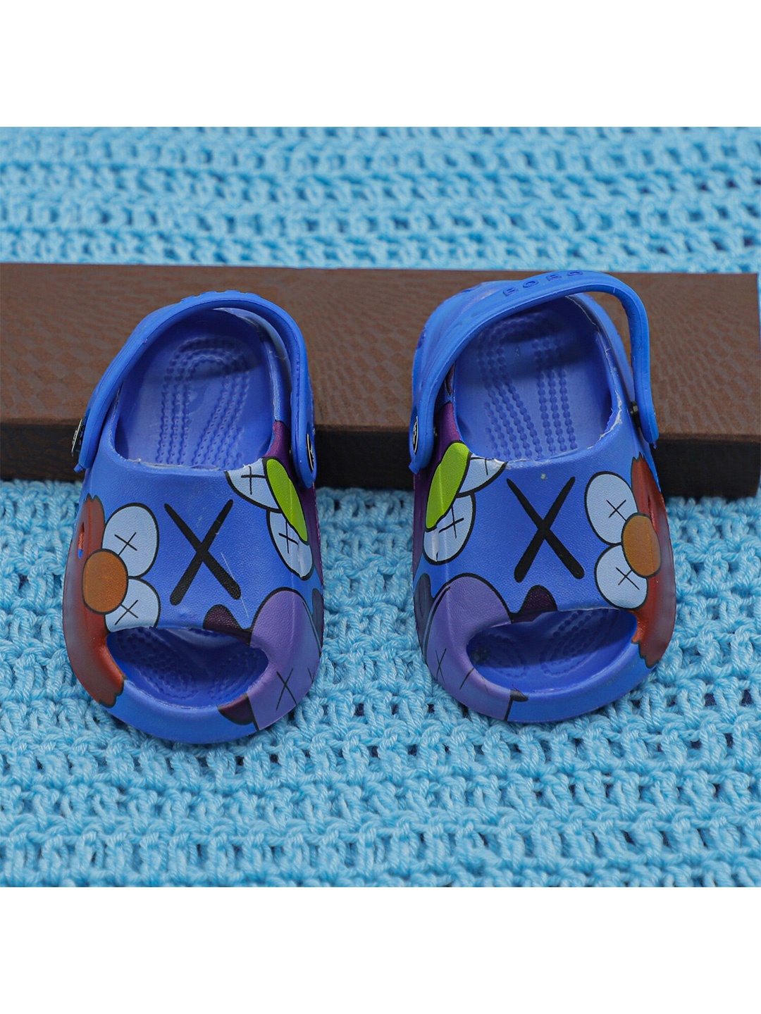 

FEETWELL SHOES Unisex Kids Blue & White Printed Croslite Clogs