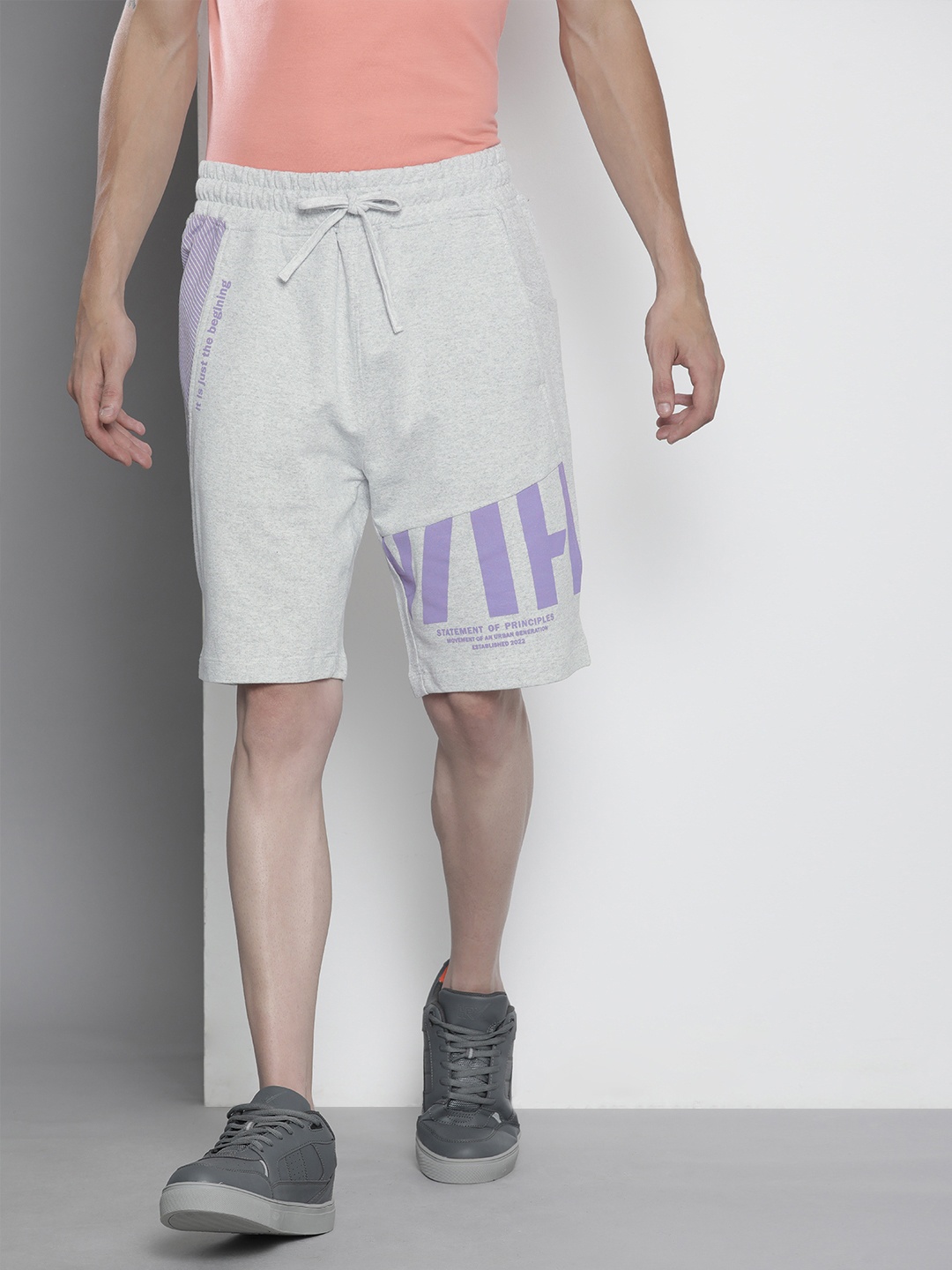 

The Indian Garage Co Men Grey Typography Printed Shorts