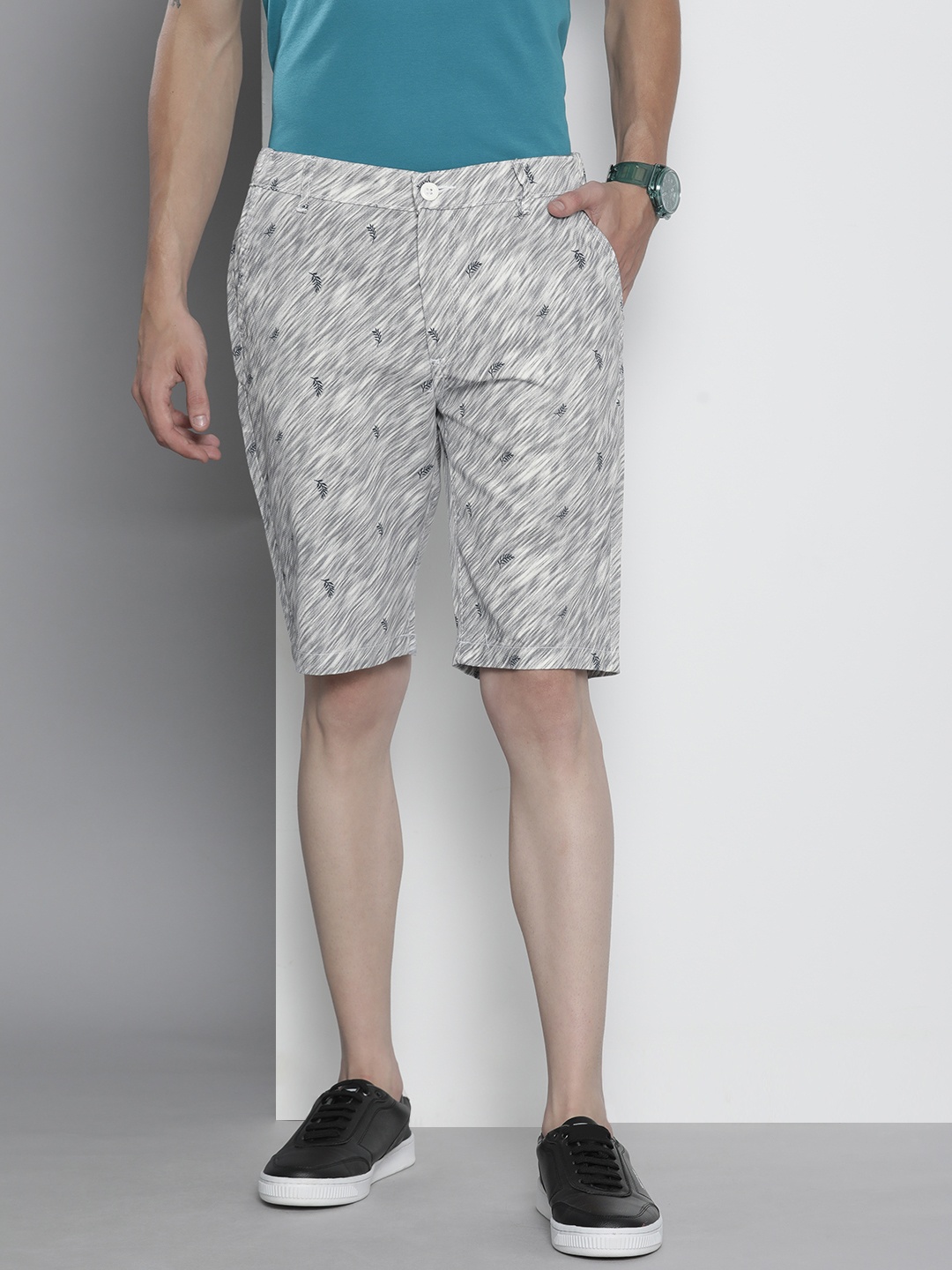 

The Indian Garage Co Men Grey Melange Tropical Printed Slim Fit Shorts