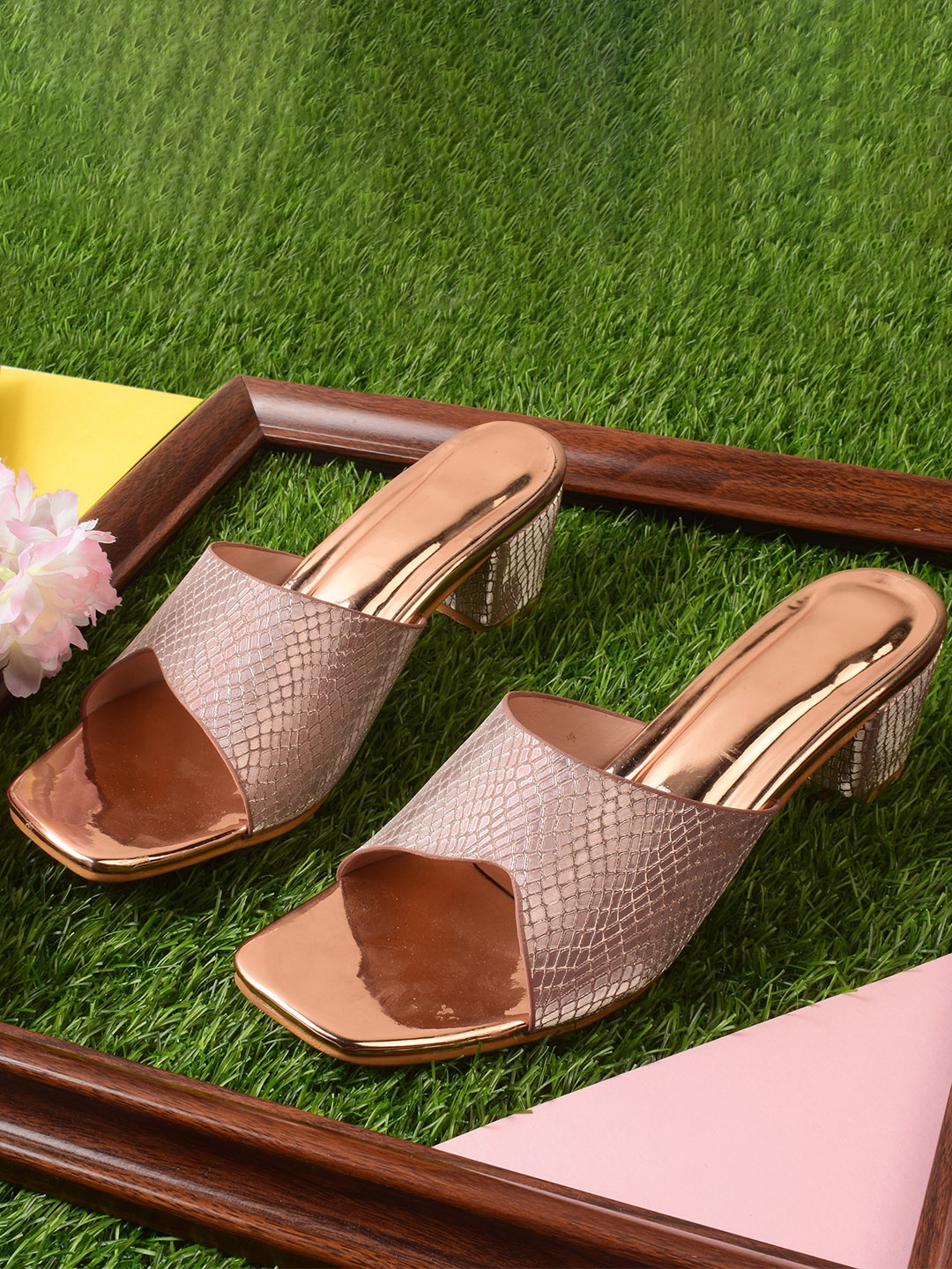 

XE Looks Women Gold-Toned Textured Block Heel Party Wear Pumps