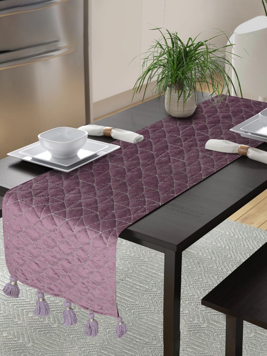 

eyda Mauve Quilted 6 Seater Decorative Table Runner