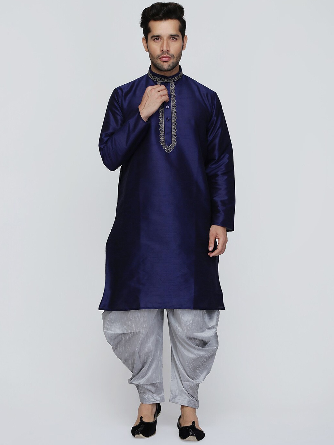 

ROYAL KURTA Men Blue Yoke Design Thread Work Kurta