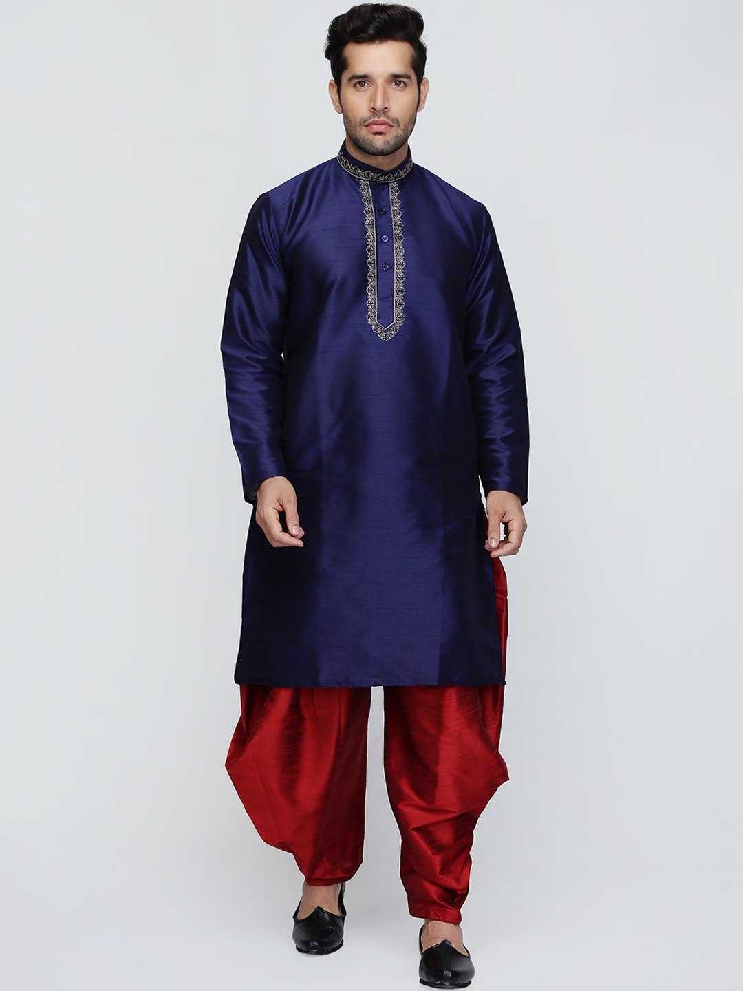 

ROYAL KURTA Men Blue Yoke Design Thread Work Kurta