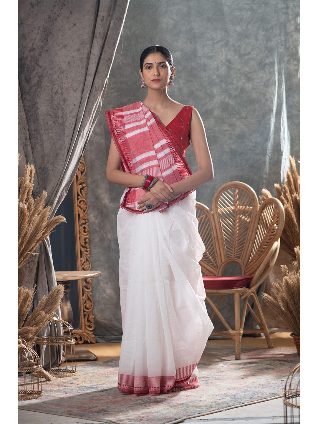 

KARAGIRI Red & White Jute Cotton Saree