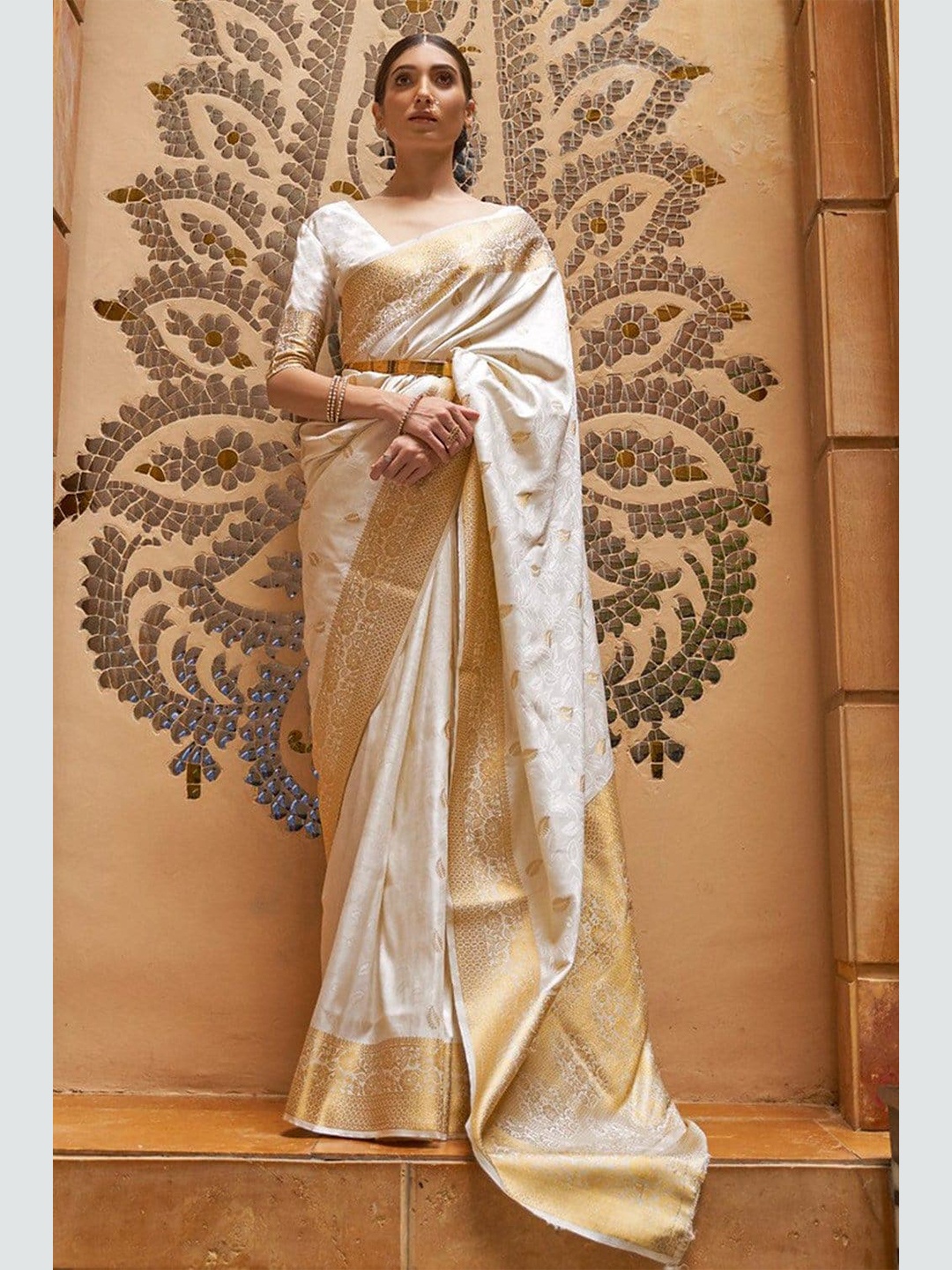 

KARAGIRI White & Gold-Toned Woven Design Zari Silk Blend Kanjeevaram Saree