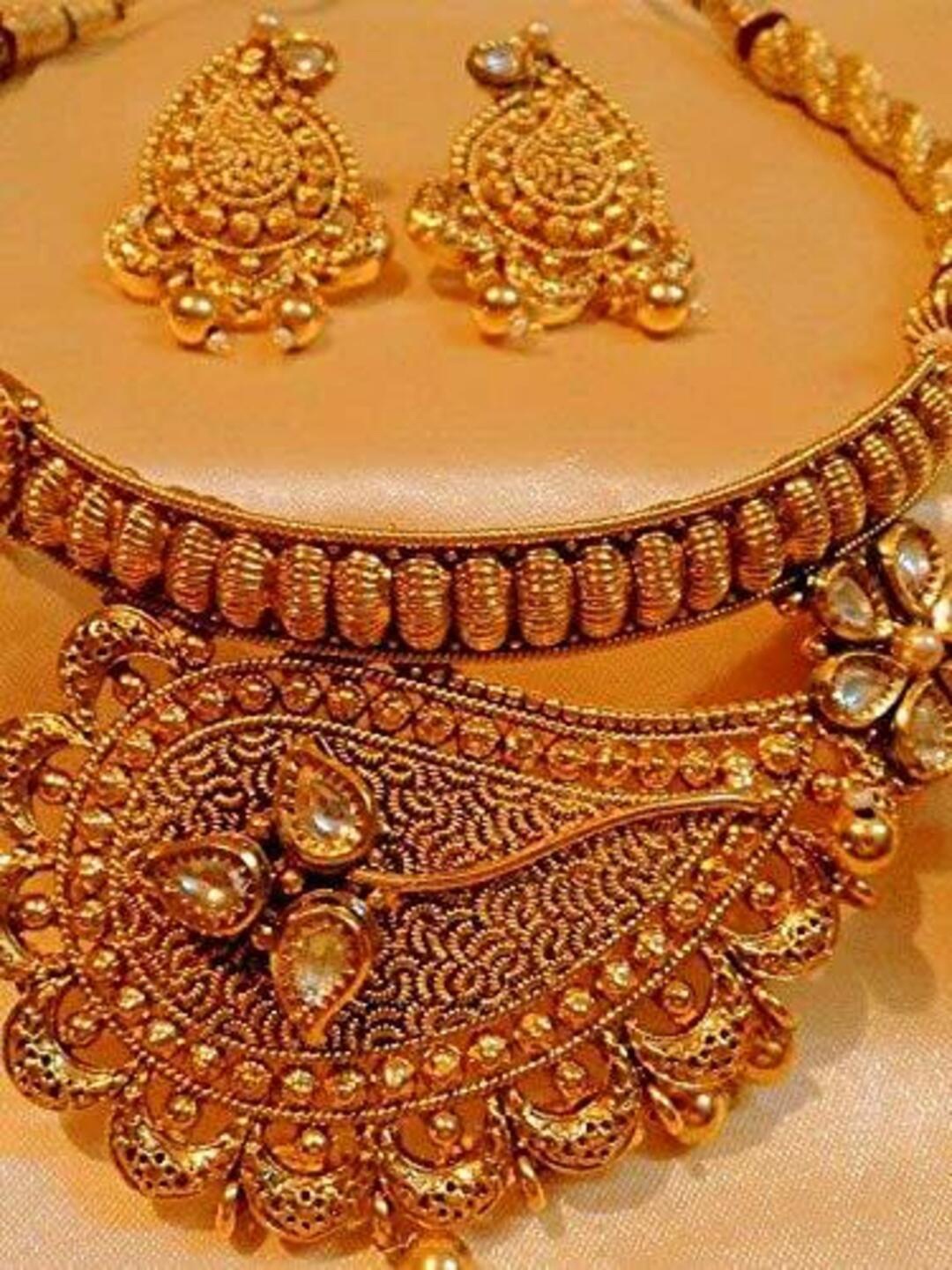 

Runjhun Gold-Plated & White Kundan-Studded Jewellery Set