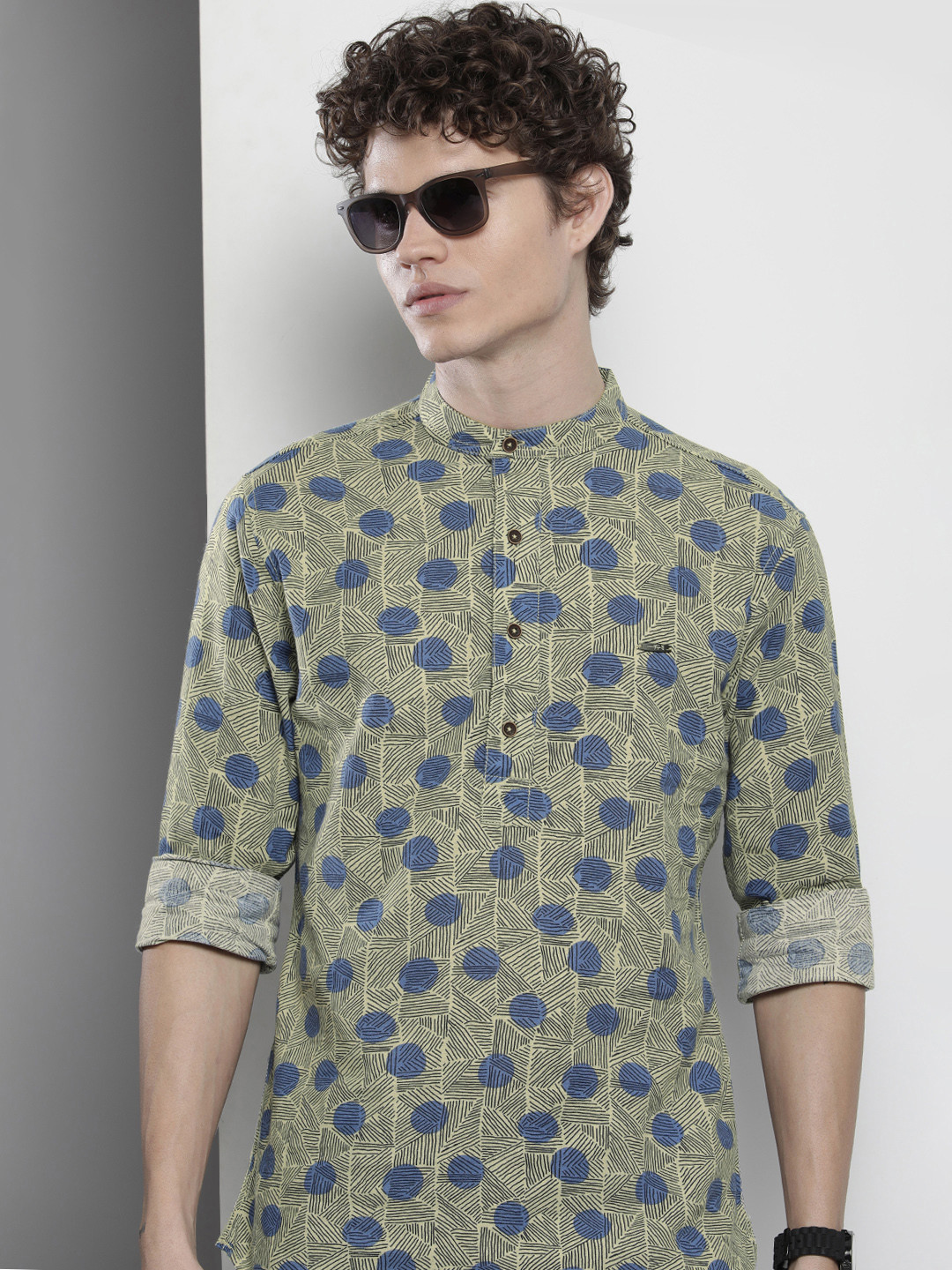 

The Indian Garage Co Men Beige & Blue Geometric Printed Casual Shirt