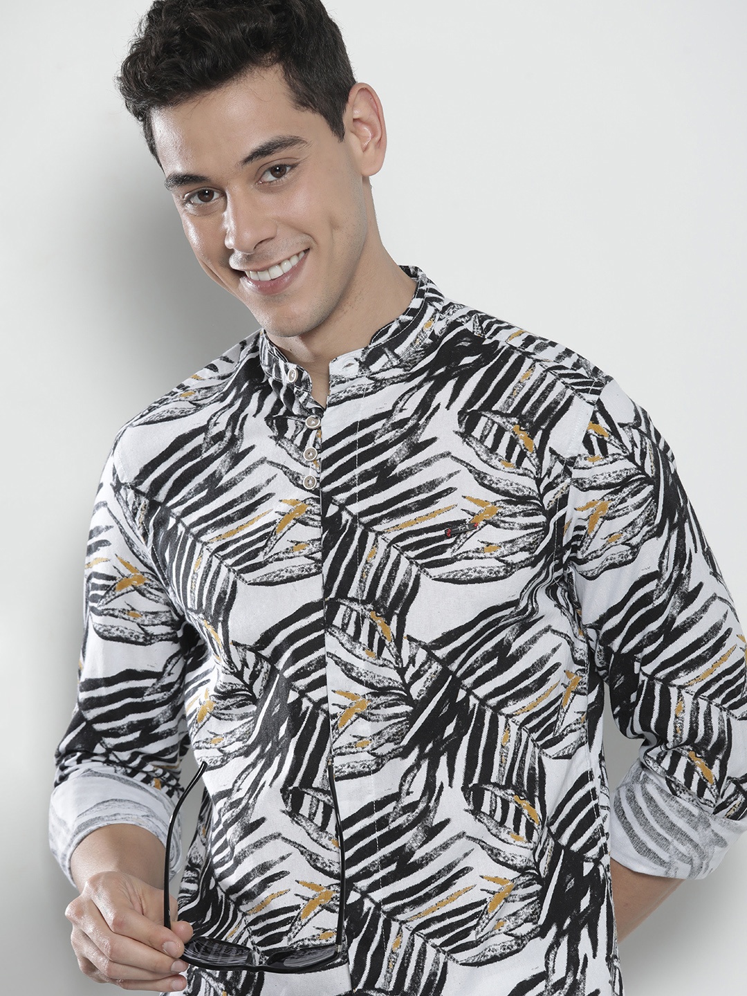 

The Indian Garage Co Men Black & White Floral Printed Cotton Casual Shirt