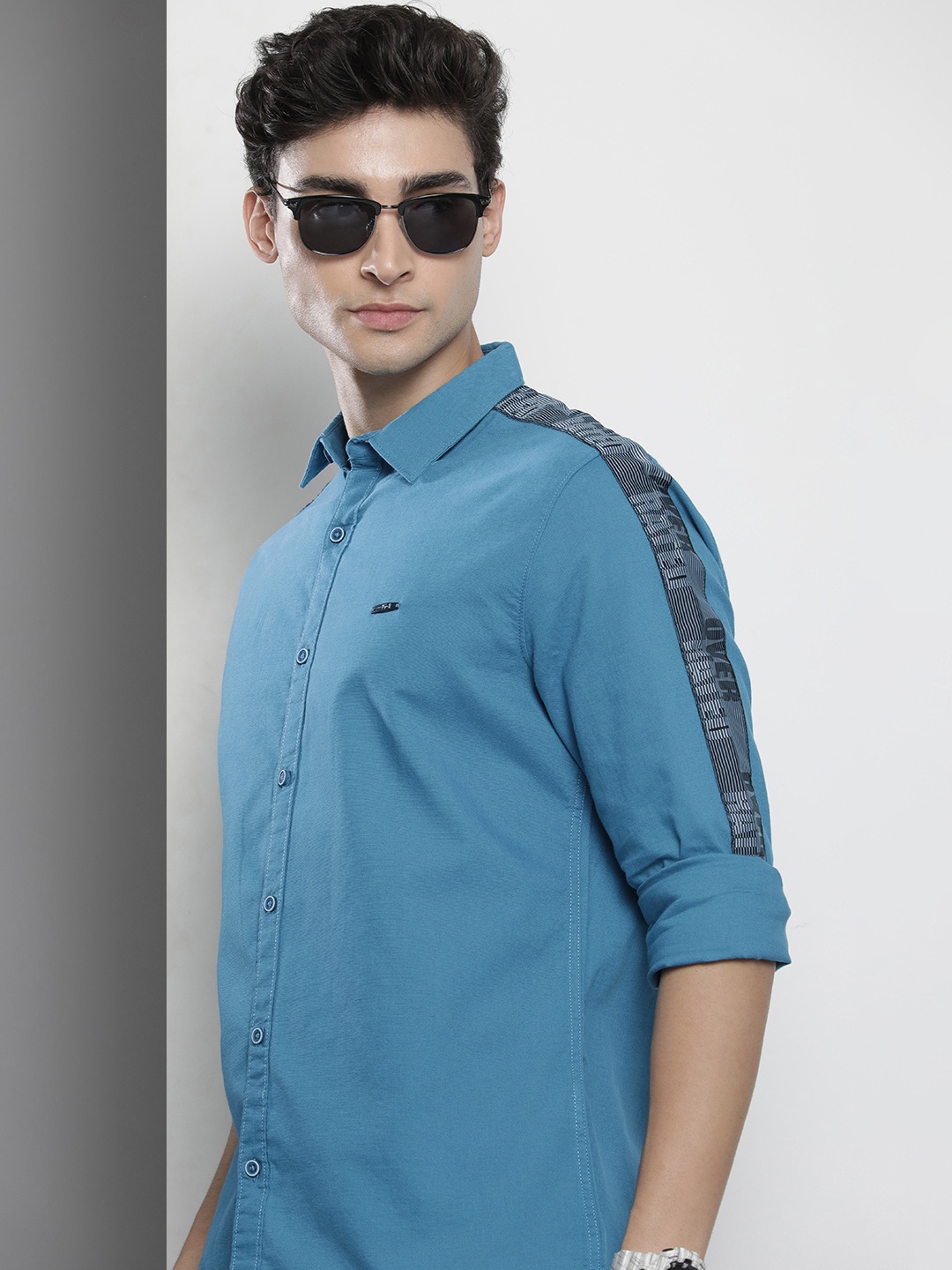 

The Indian Garage Co Men Blue Slim Fit Casual Shirt