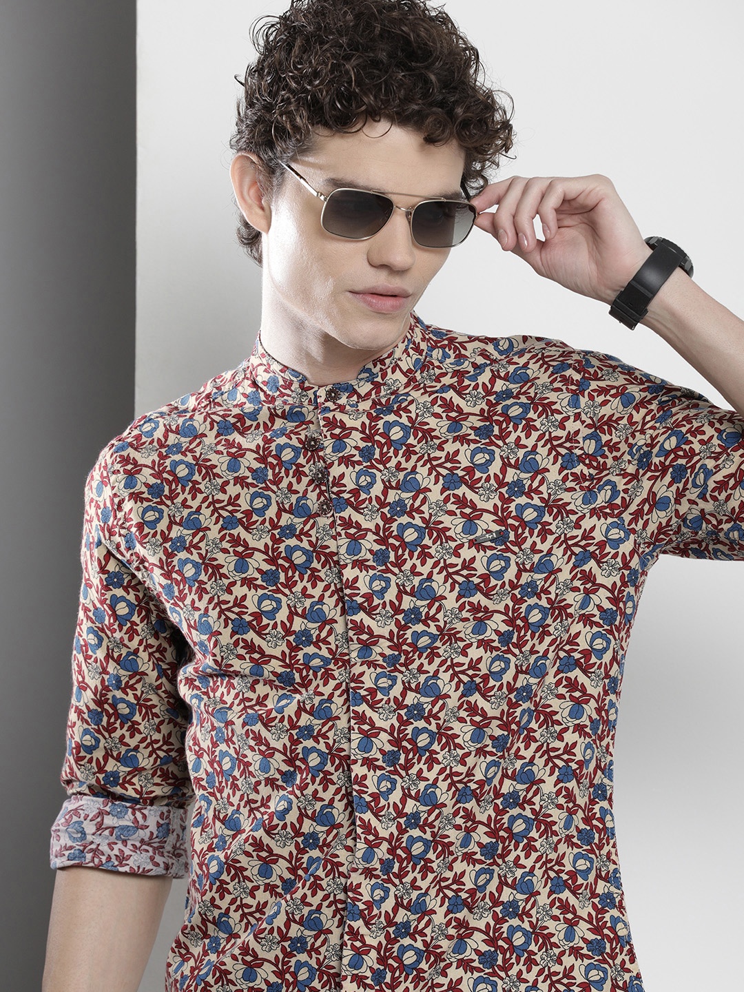 

The Indian Garage Co Men Beige & Blue Floral Printed Cotton Casual Shirt