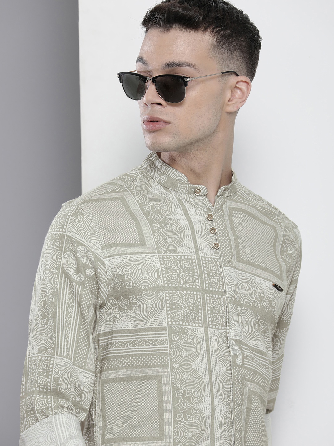 

The Indian Garage Co Men Beige Printed Casual Cotton Shirt