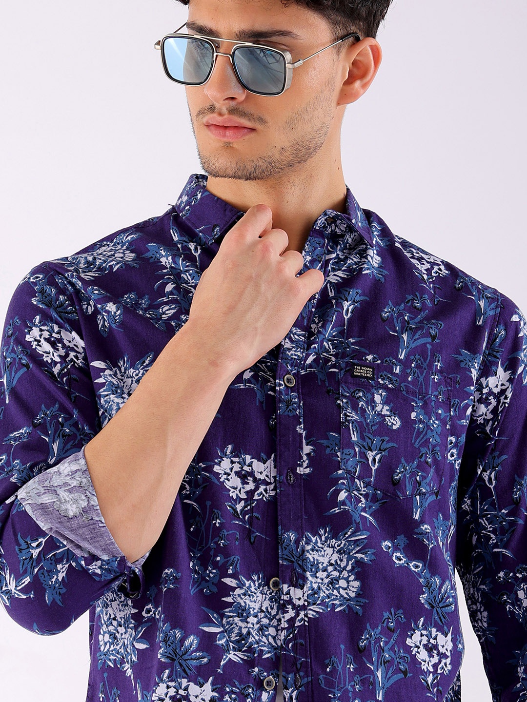 

The Indian Garage Co Men Navy Blue Floral Printed Casual Cotton Shirt