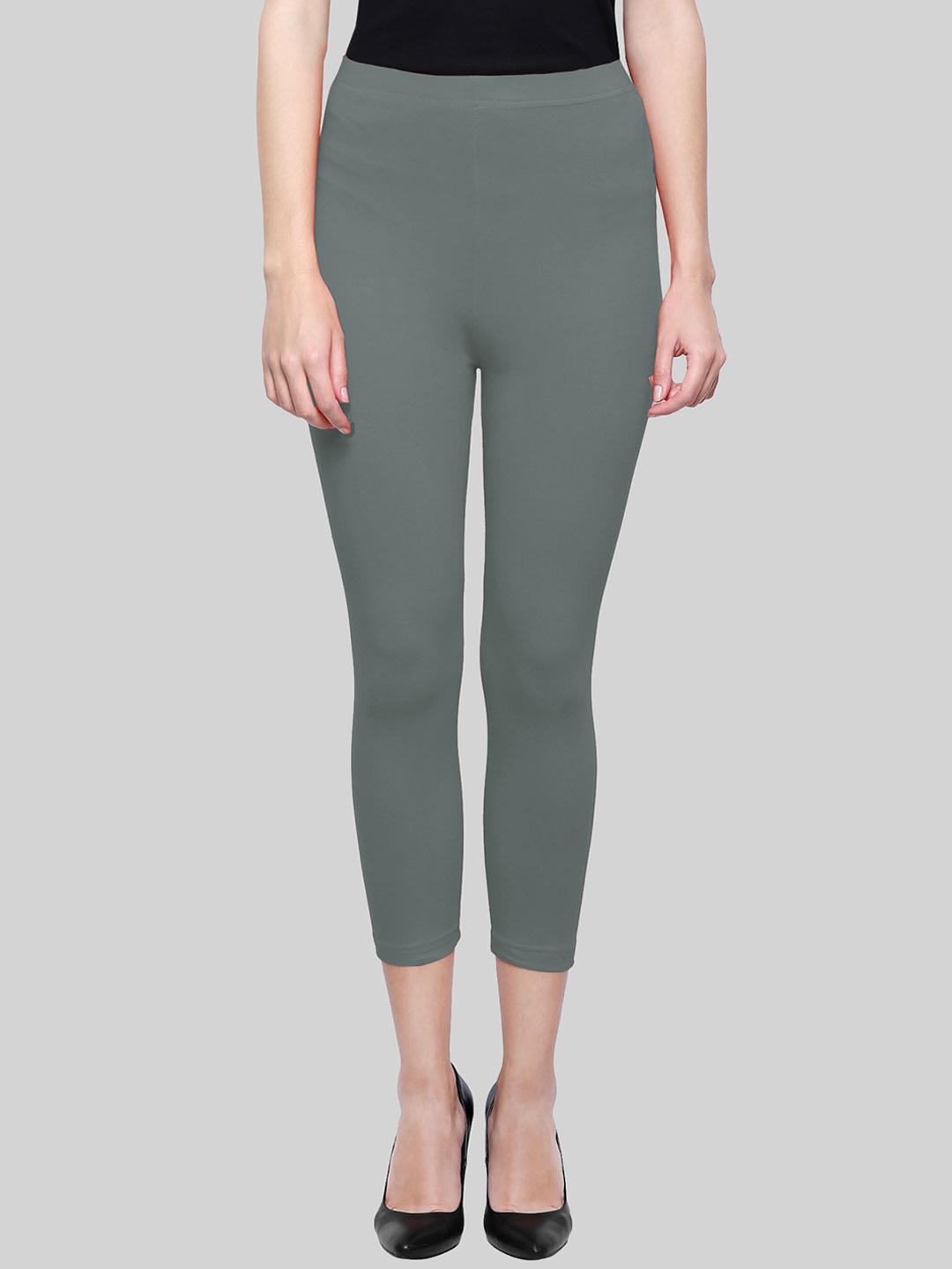 

SAUNDARYA Women Grey Solid Slim-Fit Calf-Length Leggings