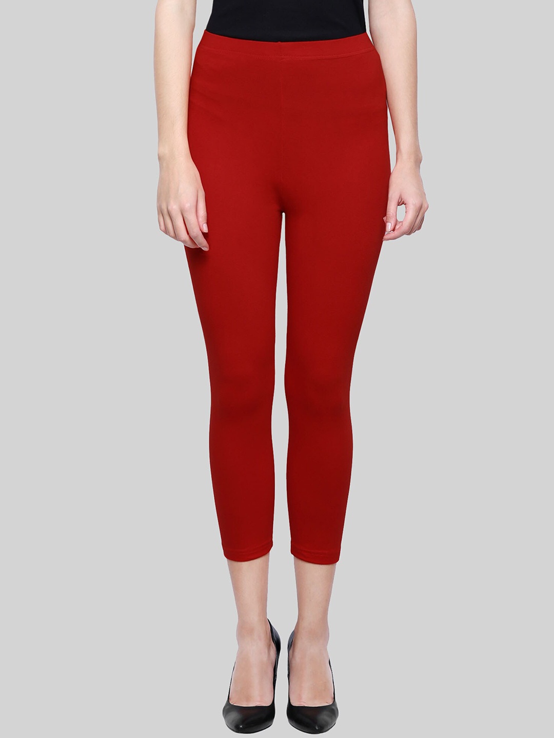 

SAUNDARYA Women Red Solid Three-Fourth Leggings