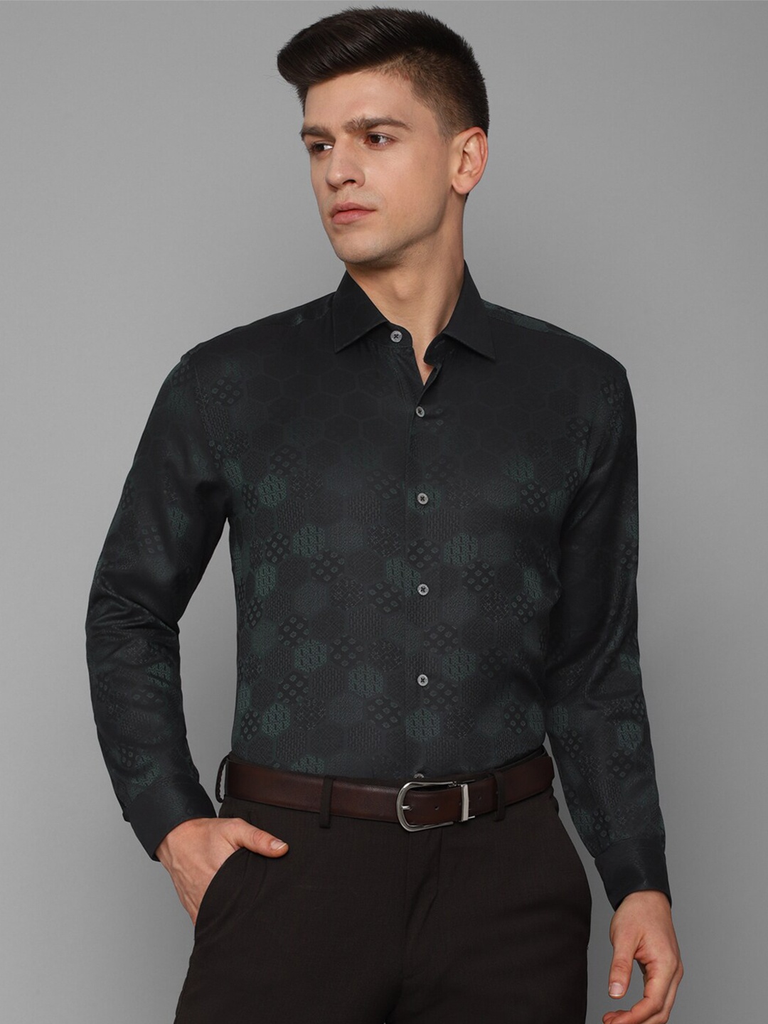 

Luxure by Louis Philippe Men Black & Green Geometric Printed Formal Shirt