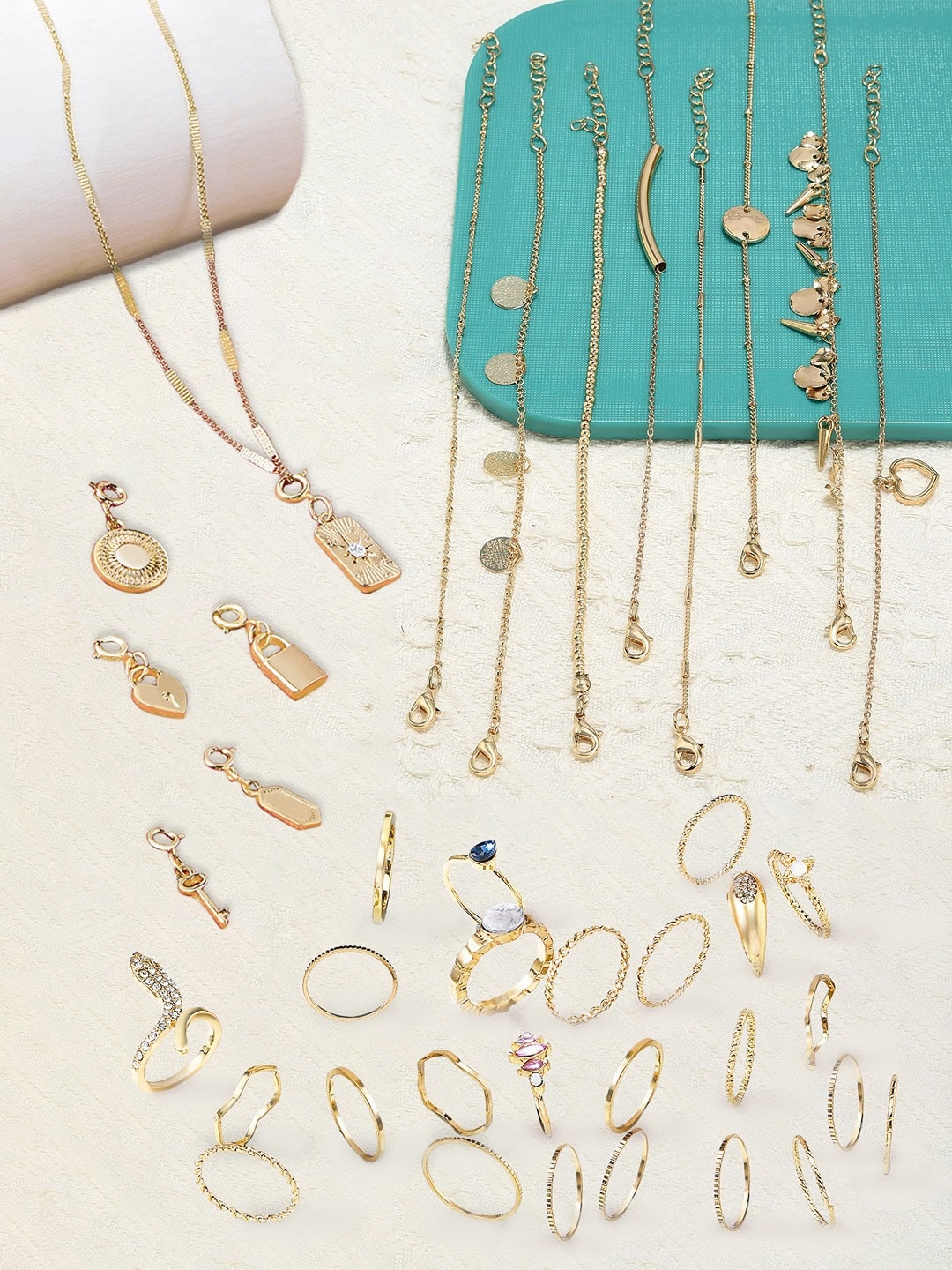

AMI 39 pc Gold Toned Contemporary Chain Pendant Bracelet & Ring Set