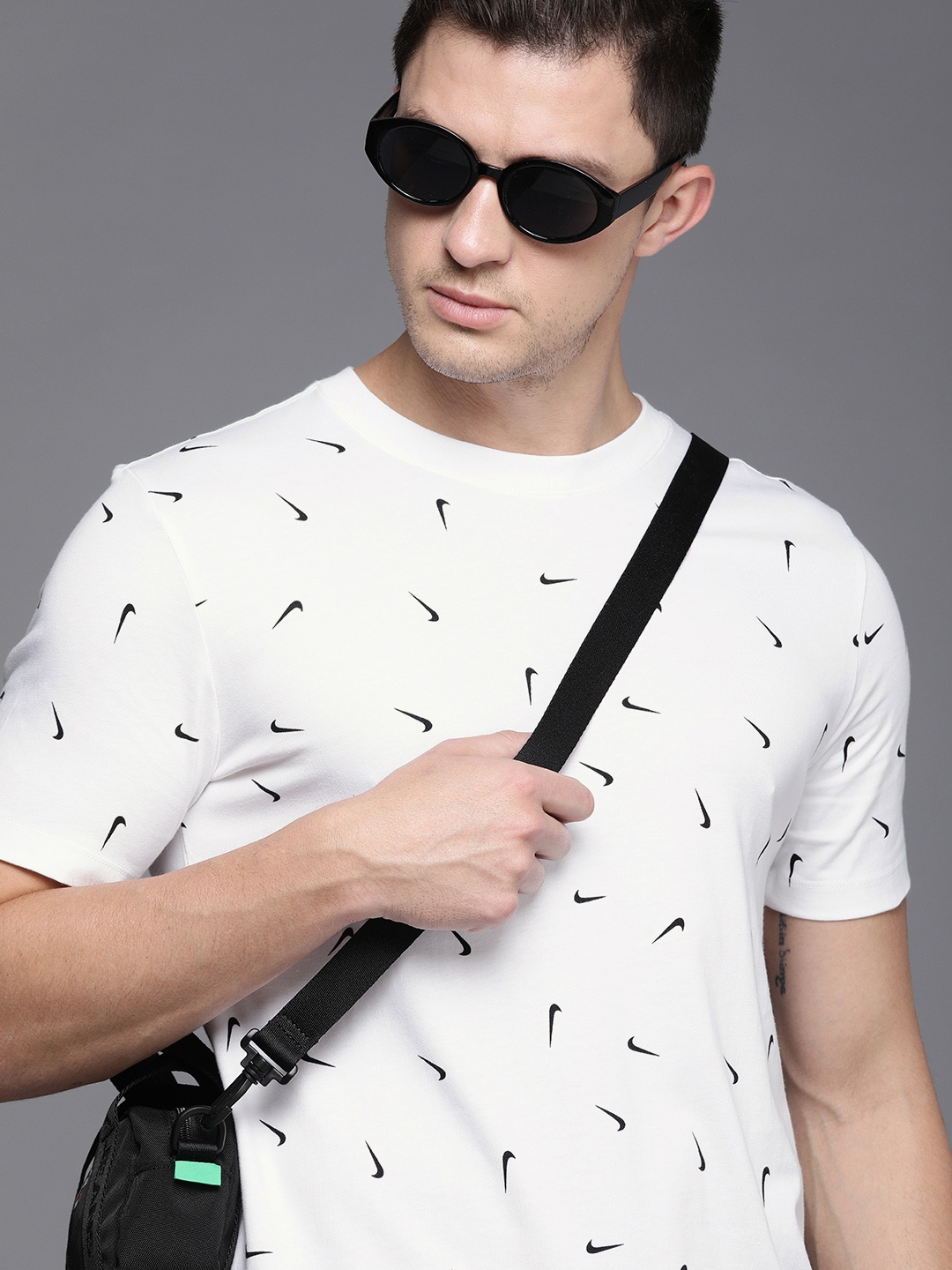 

Nike Men White & Black Brand Logo Striped T-shirt