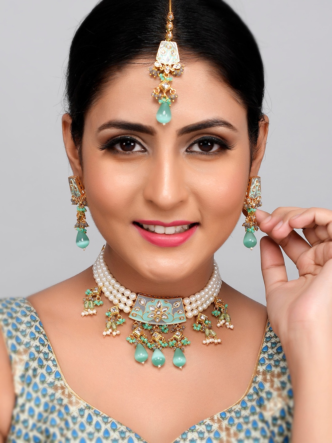 

AQUASTREET JEWELS Gold-Plated White & Green Kundan-Studded & Pearl Beaded Jewellery Set