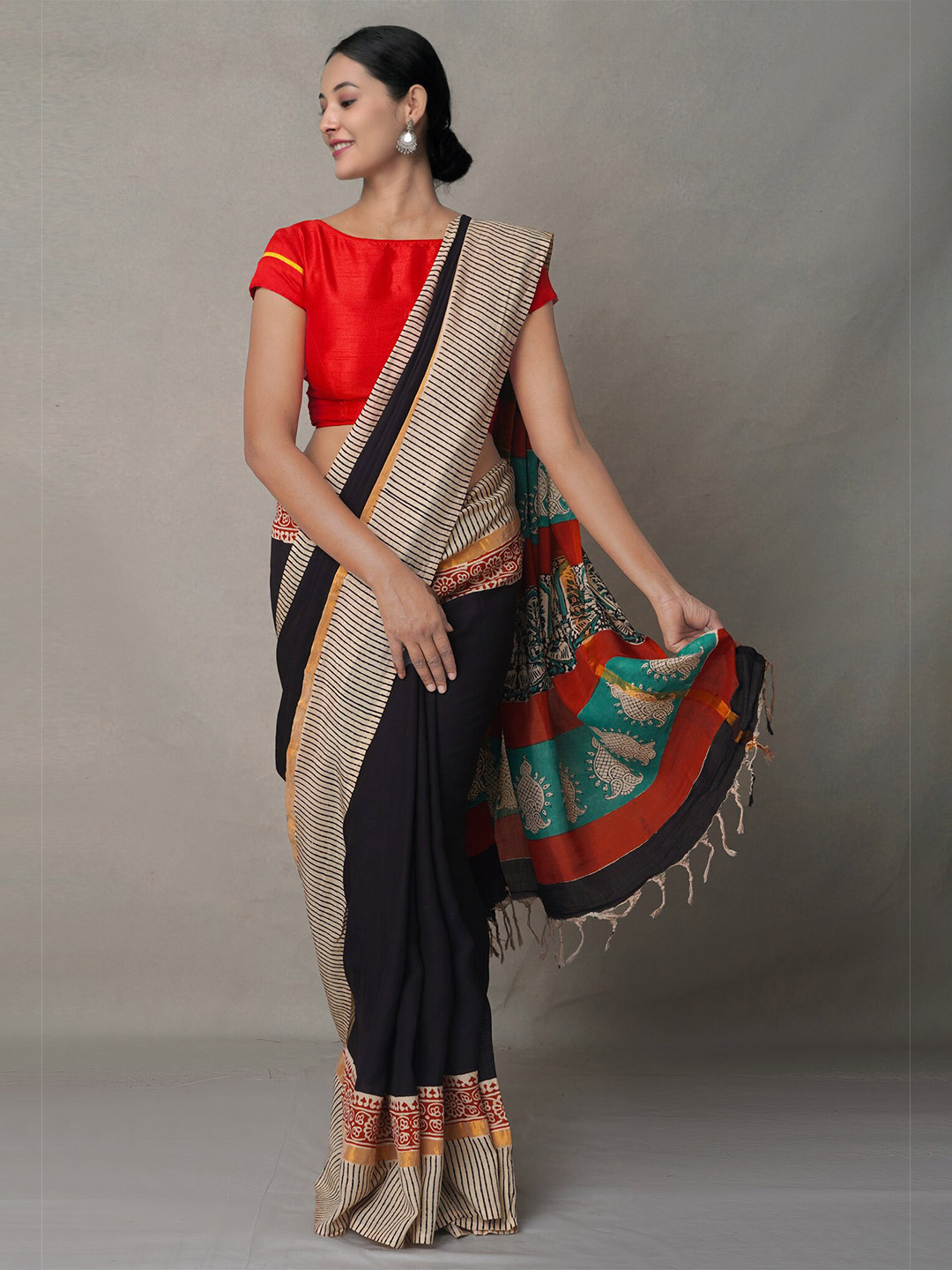 

Unnati Silks Women Black & Maroon Tie and Dye Zari Silk Blend Bagru Saree