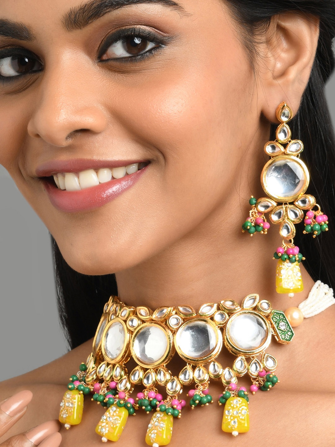 

Fida White Gold-Plated Ornate Pearl Kundan Jewellery Set