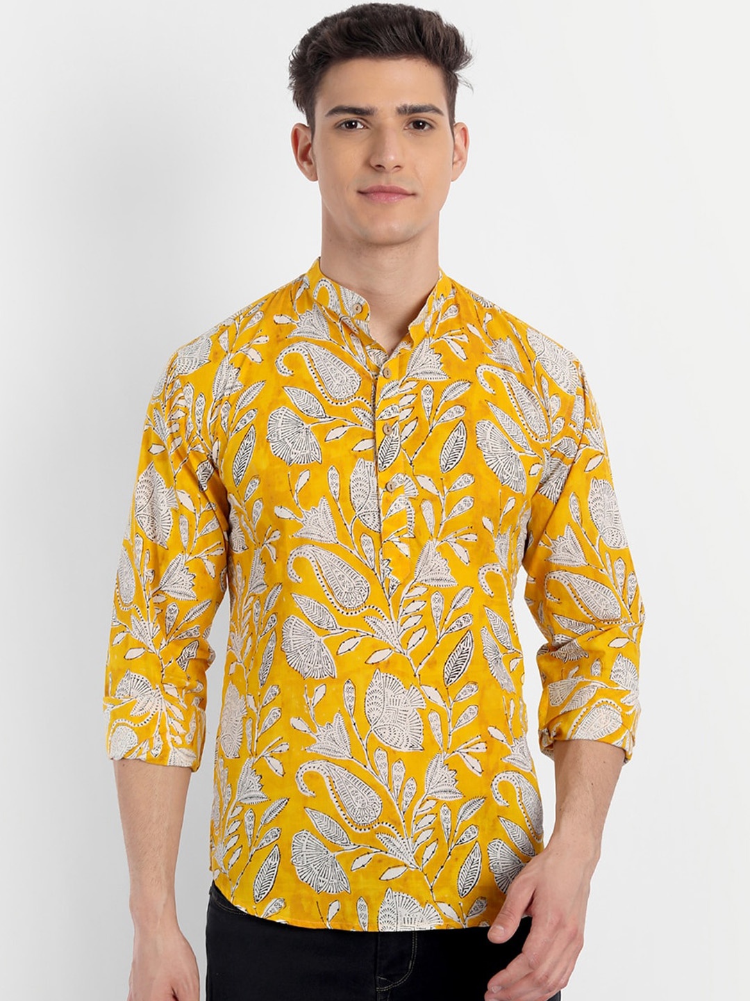 

Aashima Wahal Men Yellow & White Floral Printed Straight Kurta