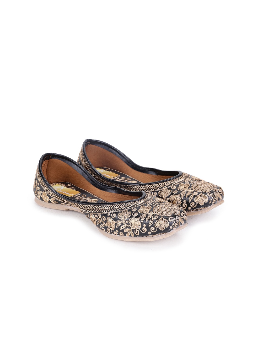 

The Desi Dulhan Women Black Embellished Leather Ethnic Flats