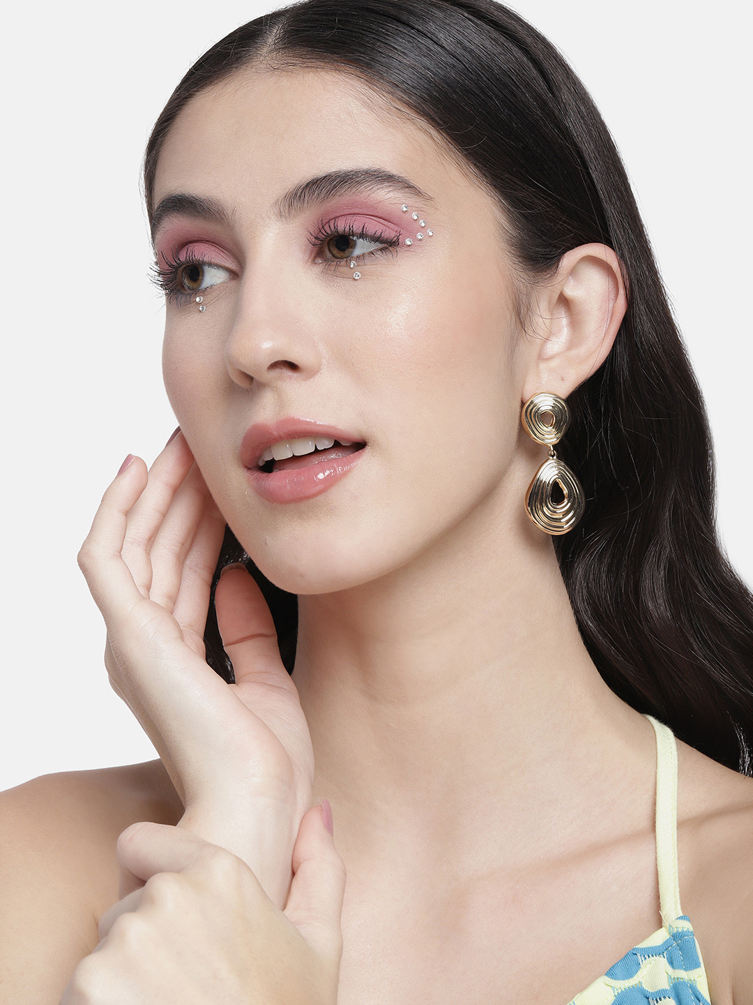 

DressBerry Women Gold-Toned Contemporary Drop Earrings