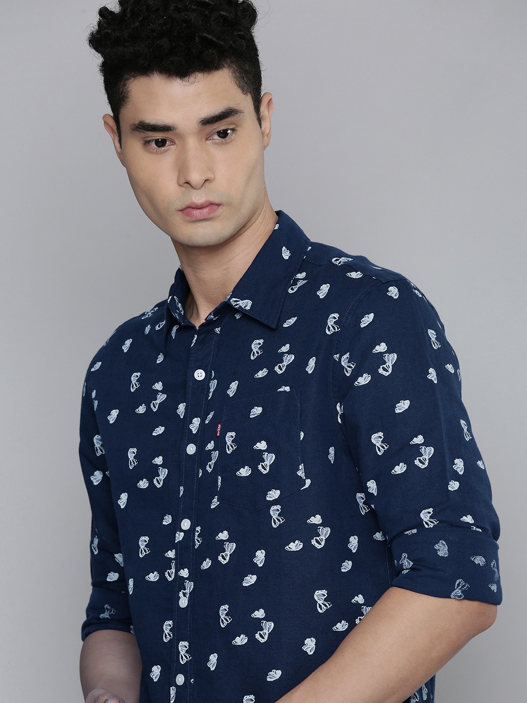 

Levis Men Navy Blue & White Slim Fit Floral Printed Casual Shirt