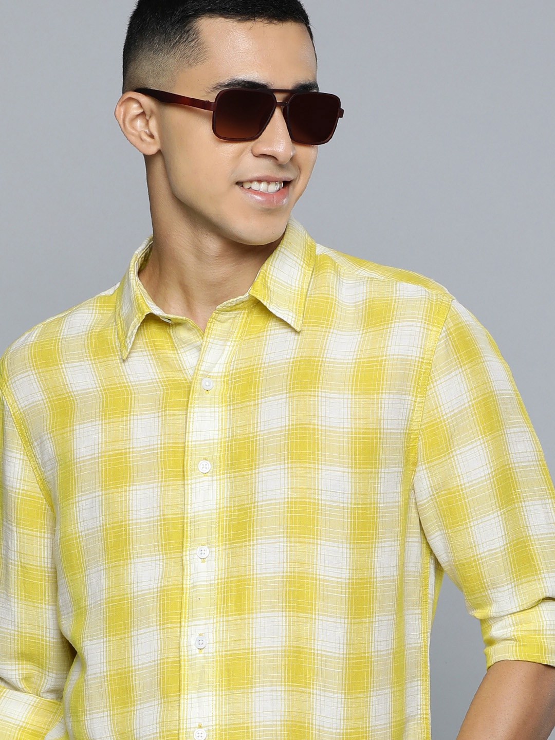 

Levis Men Yellow And White Slim Fit Checked Casual Shirt
