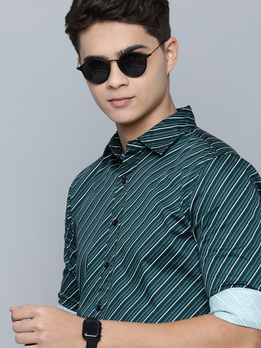 

Levis Men Navy Blue & White Slim Fit Multi Striped Casual Shirt