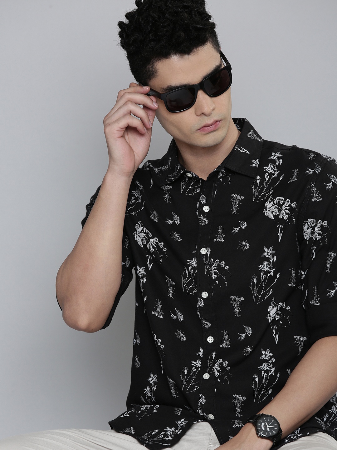 

Levis Men Black & White Slim Fit Floral Printed Casual Shirt
