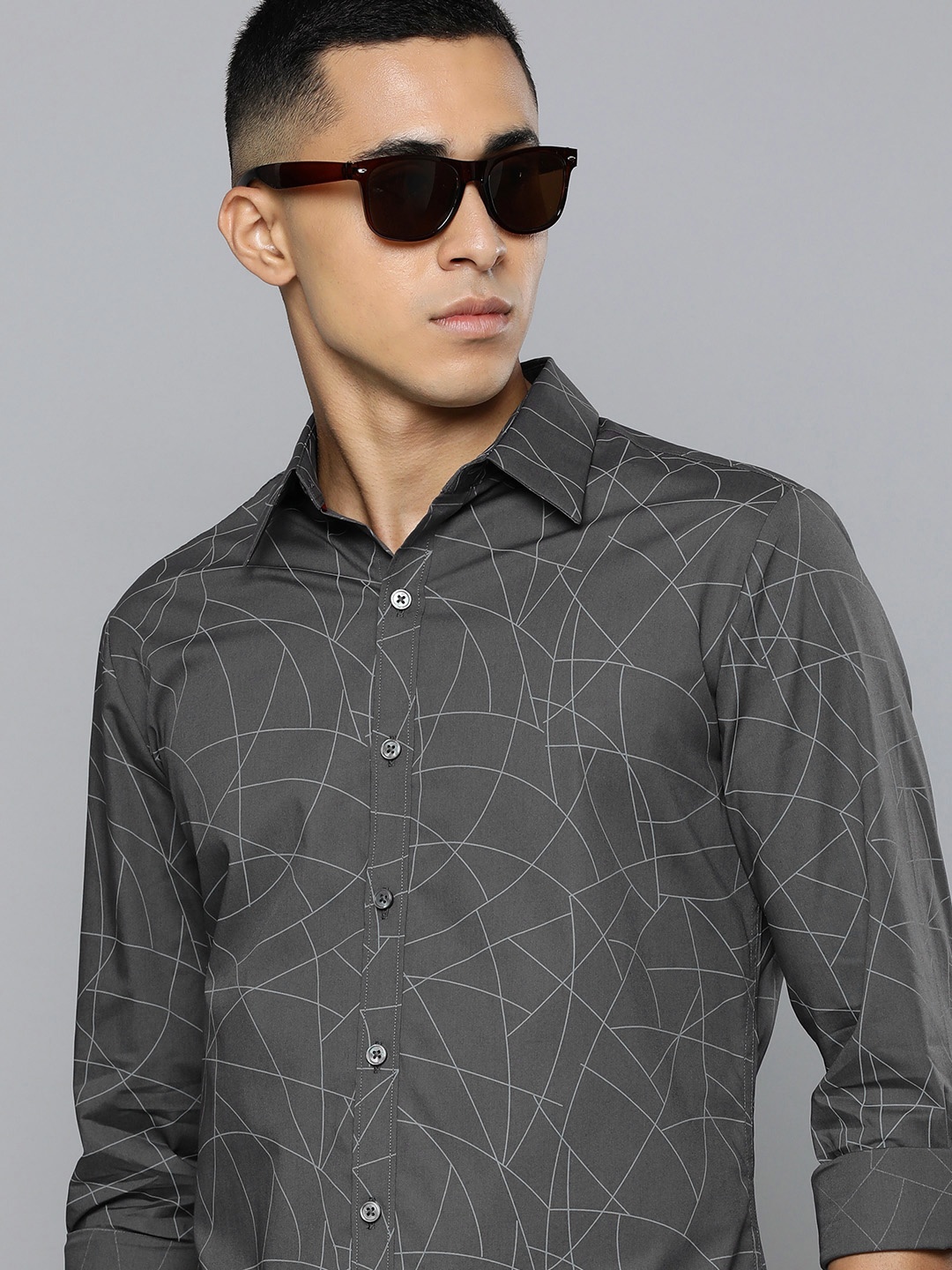 

Levis Men Grey Slim Fit Geometric Printed Casual Shirt