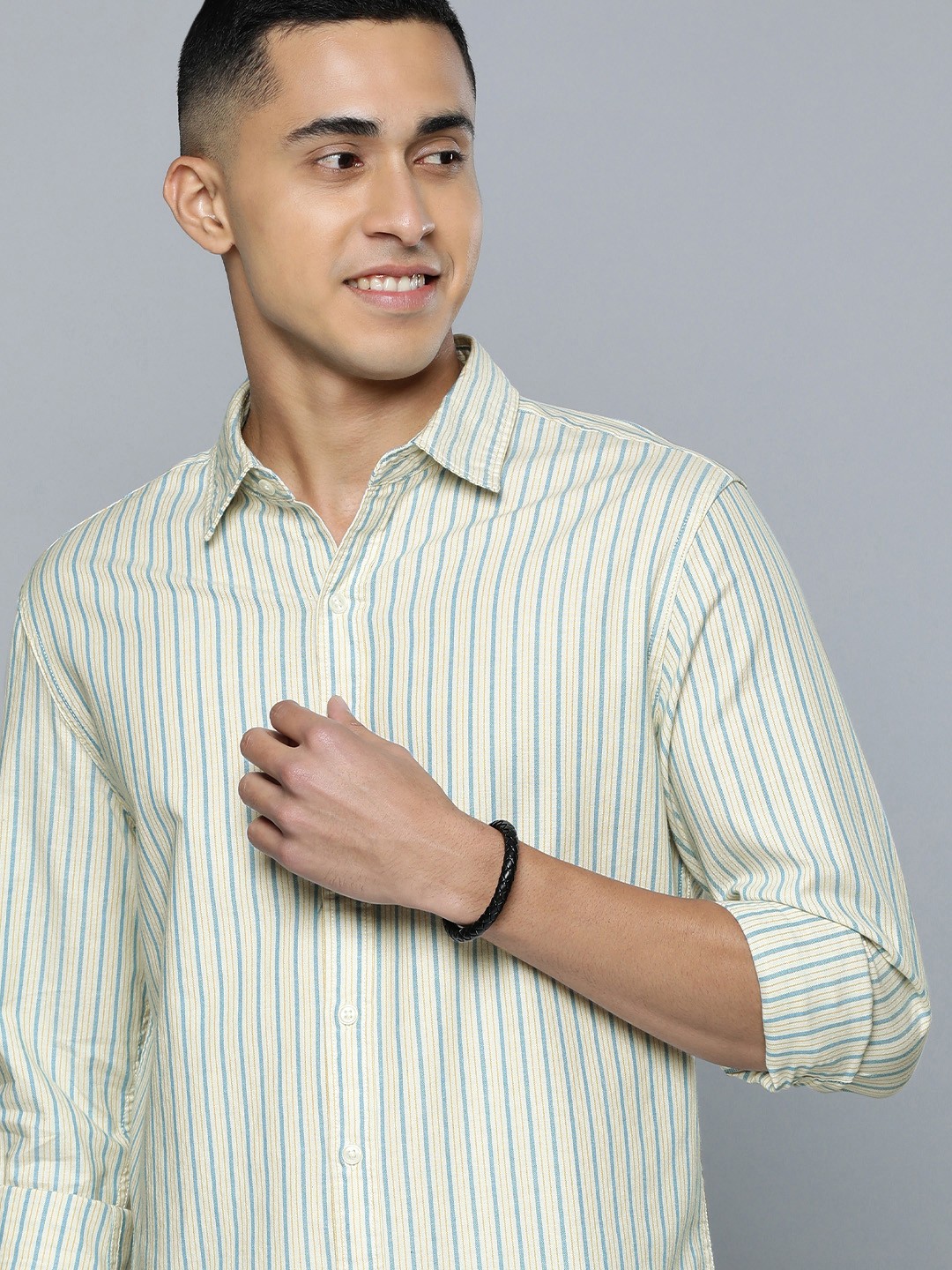 

Levis Men White And Blue Slim Fit Vertical Striped Casual Shirt