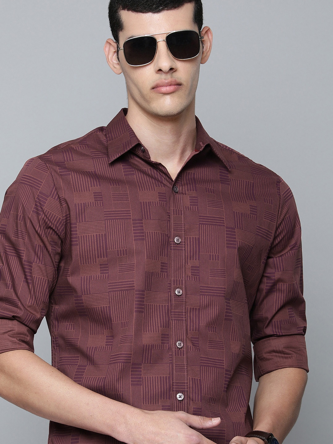 

Levis Men Burgundy Slim Fit Geometric Printed Casual Shirt