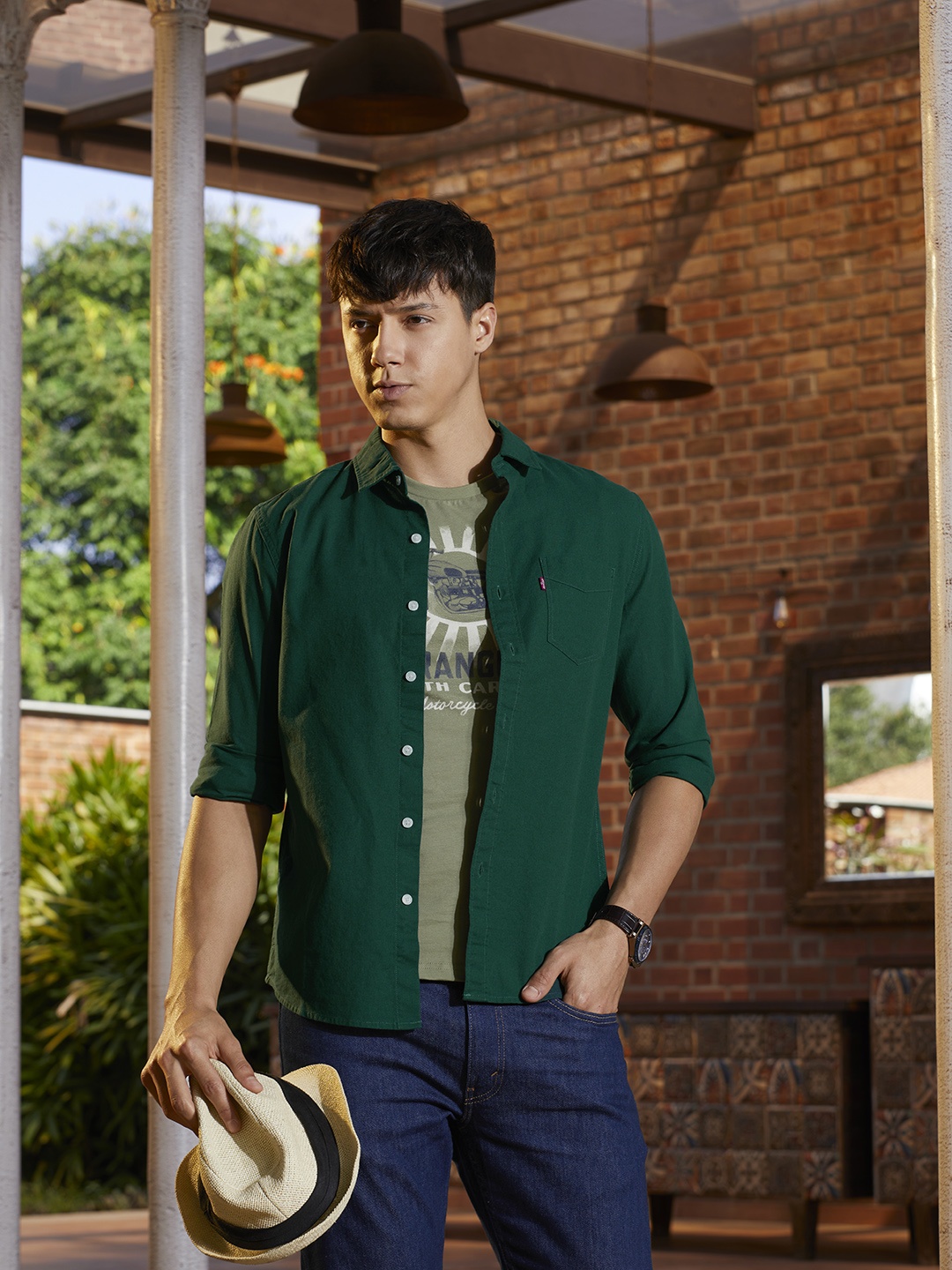 

Levi's Men Slim Fit Solid Pure Cotton Casual Shirt, Green