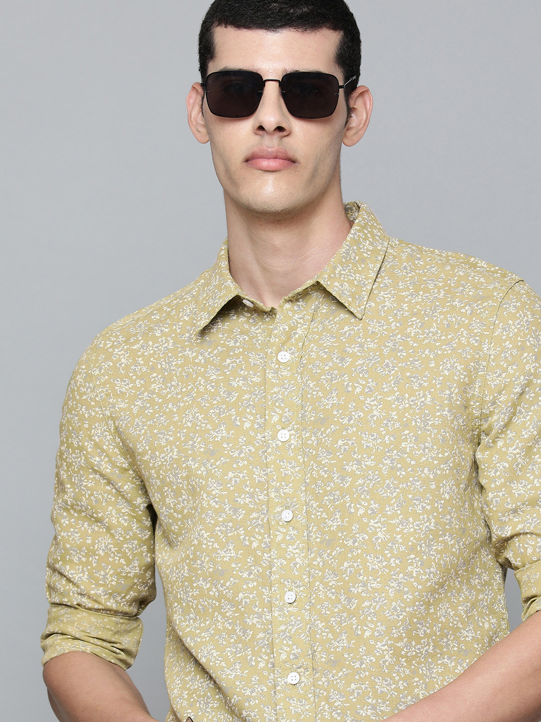 

Levis Men Green Slim Fit Floral Printed Casual Shirt